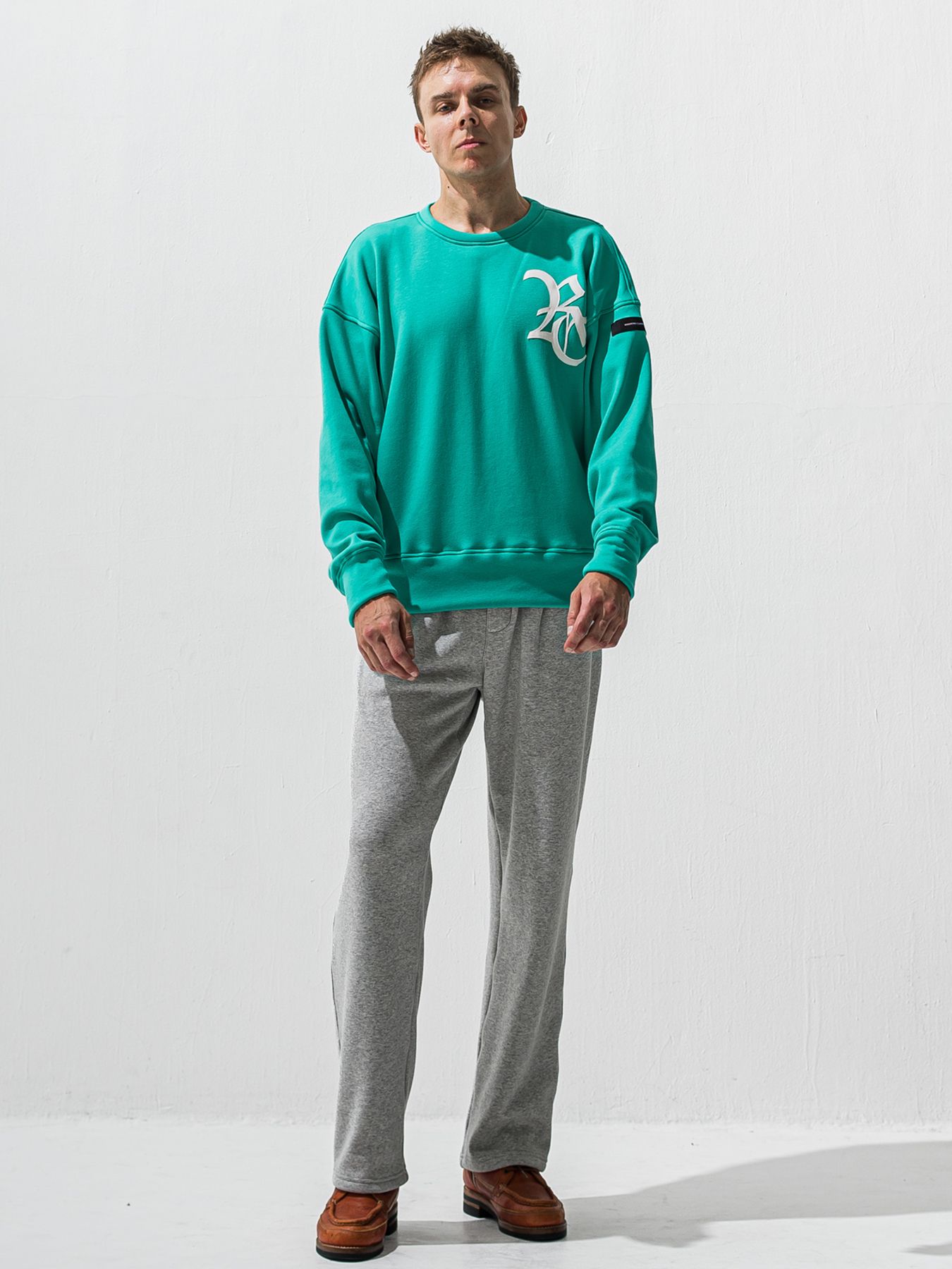 【予約品 9月6日(日) 締切】RC VELOURS FLEECE DROP TRAINER / RCレザーワッペン 裏起毛 ルーズトレーナー / ブルーグリーン