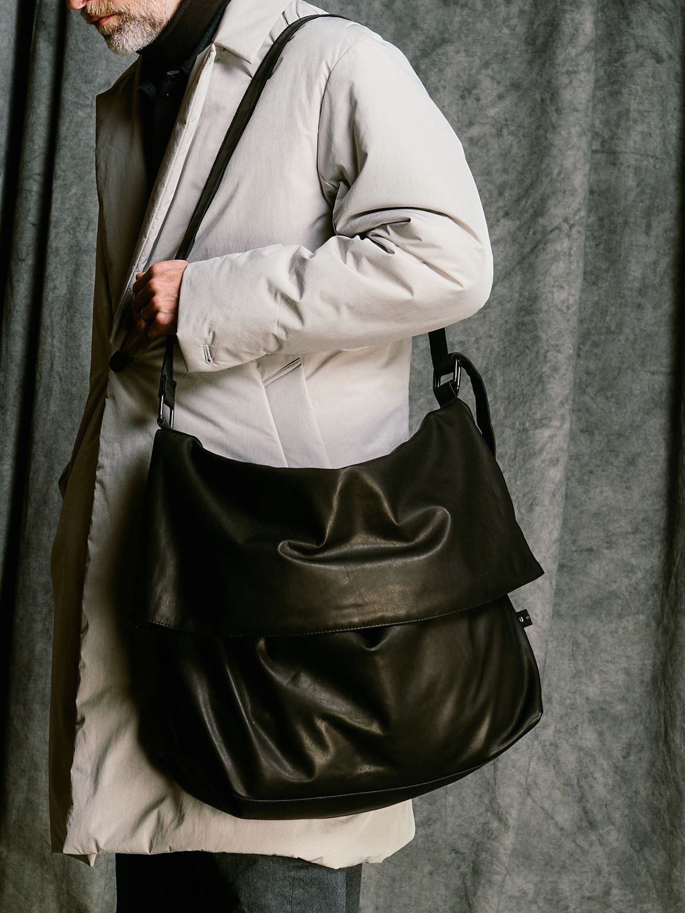 【予約品 4月19日(日) 18時締切】leather shoulder bag / カウレザーショルダーバッグ / ブラック