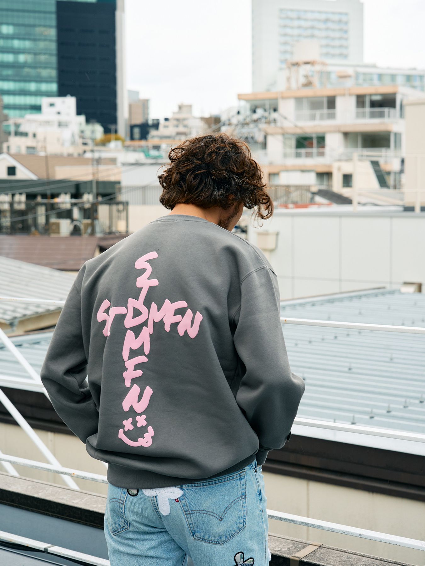 【予約品 5月8日(木) AM10時 締切】 TC裏毛起毛 ロゴクロス発泡プリント&クロスパッチワーク スウェットシャツ / チャコールグレー