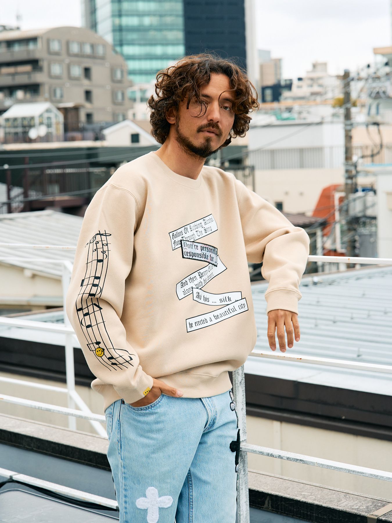 【予約品 5月8日(木) AM10時 締切】 TC裏毛起毛 リリック リボン シークインMUSICプリント スウェットシャツ / ベージュ