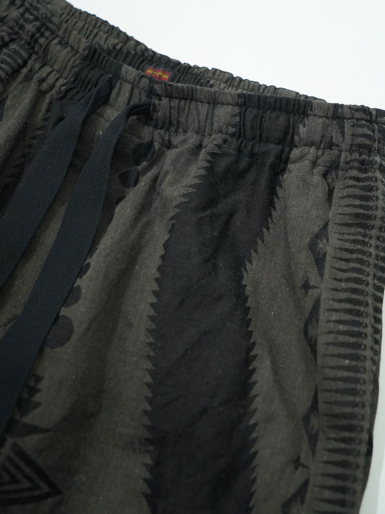 【予約品 6月2日(月) AM10時 締切】FOLKESTRIPE TROUSERS / イージートラウザーズ / チャコール×ブラック