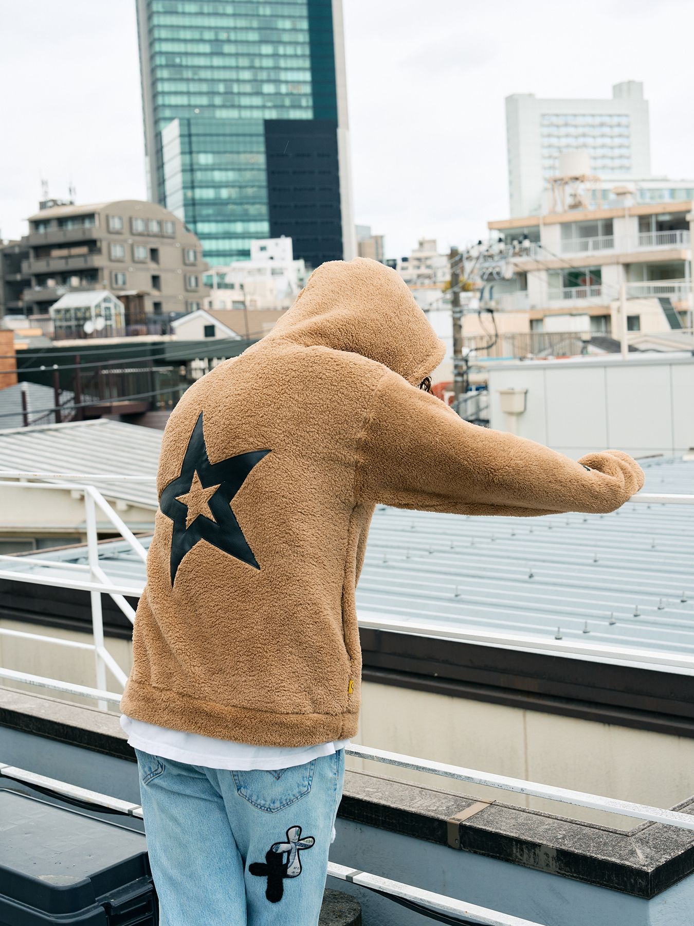 【予約品 5月8日(木) AM10時 締切】 コーラルフリースボア マルチパッチワークプルパーカー / キャメル