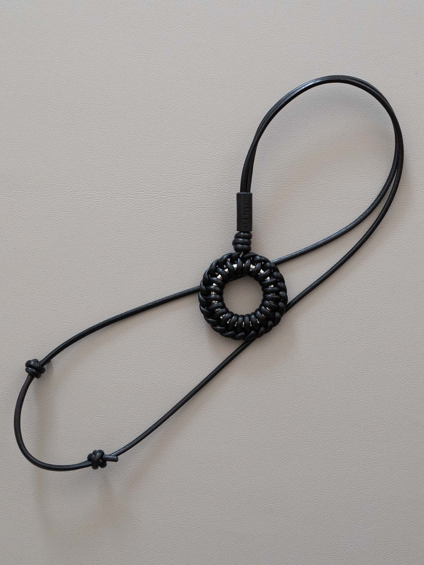 《予約品》 LEATHER BRAID CIRCLE NECKLACE / ネックレス / ブラック 【Iroquois.SENTI】