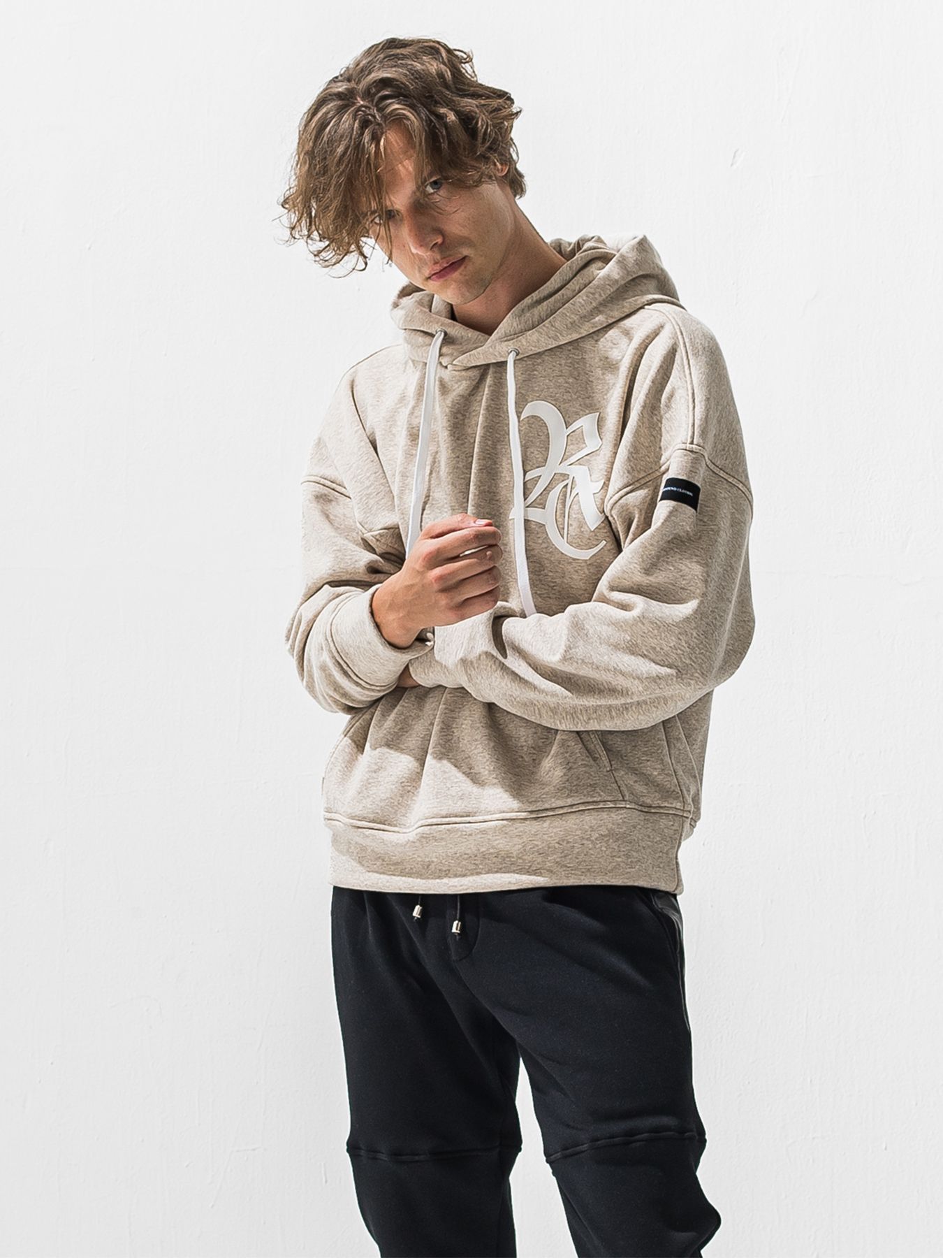 【予約品 9月6日(日) 締切】RC VELOURS FLEECE HOODIE / RCレザーワッペン 裏起毛 ルーズフーディー / ブラウン