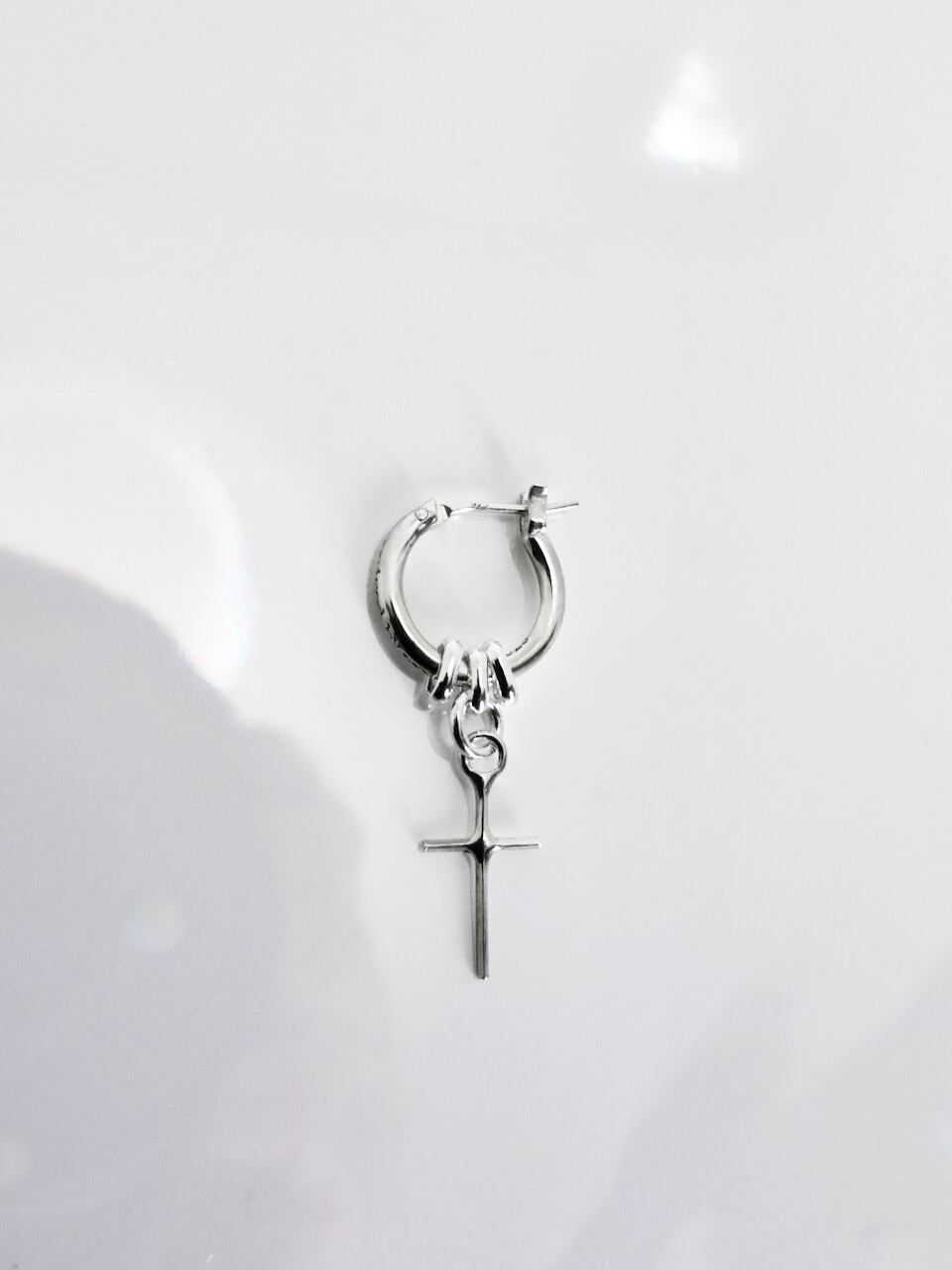 《受注生産》 THIN HOOP -raised by wolves- with OVAL and CROSS / レイズド・バイ・ウルヴス シンフープ ウィズ オーバル&クロスピアス 【注文から2～3週間後入荷予定】