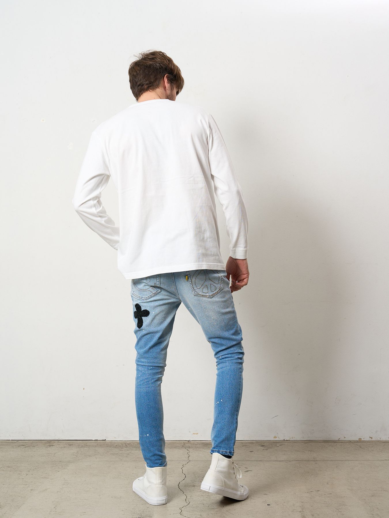 【予約品 5月8日(木) AM10時 締切】 5.6ozコットン天竺 ラベルスマイル発泡プリントLS Tシャツ / ホワイト