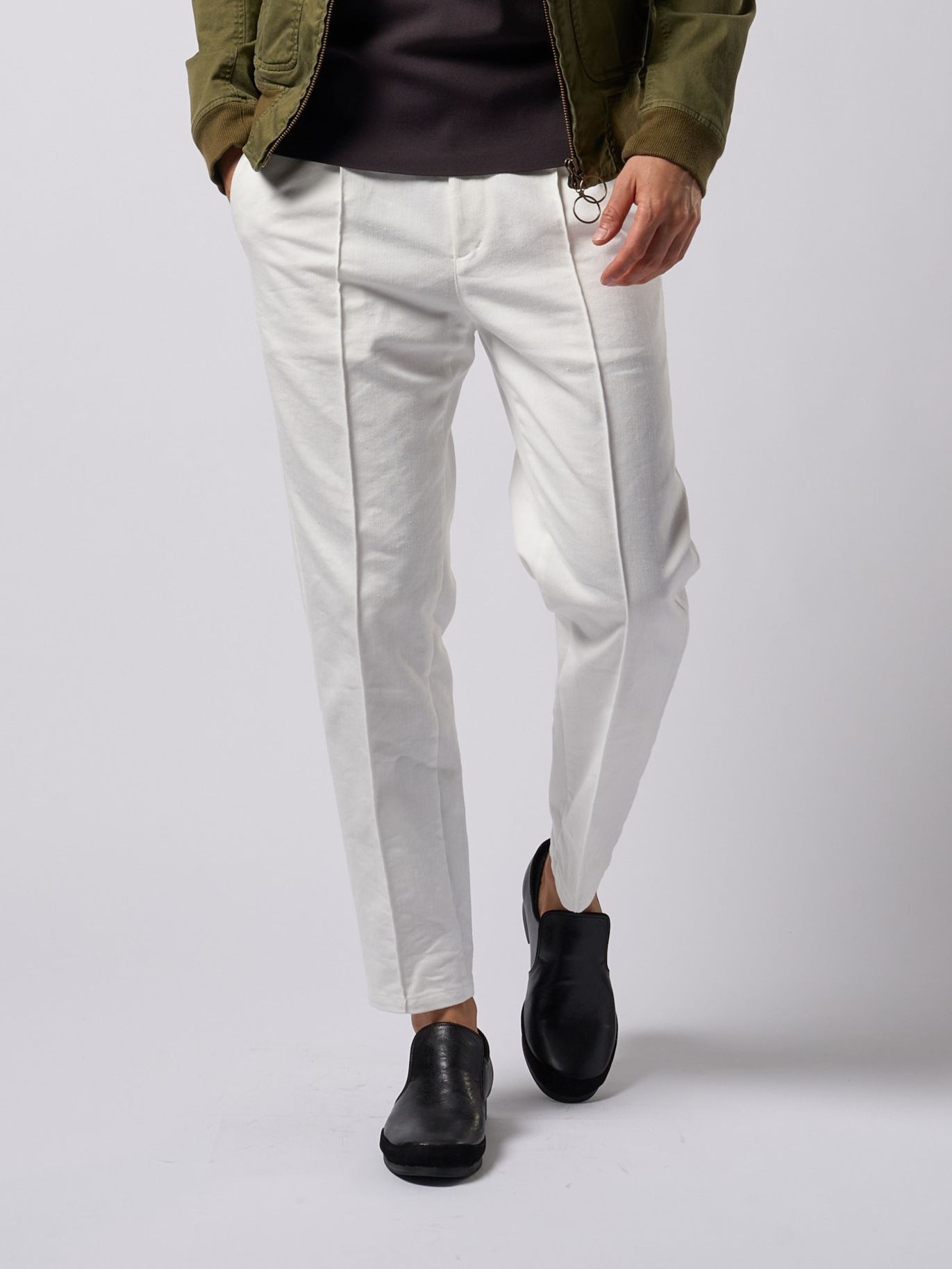 【予約品9月19日 10時締め】 denim pin-tuck slacks  / 2タックスラックス / ホワイト