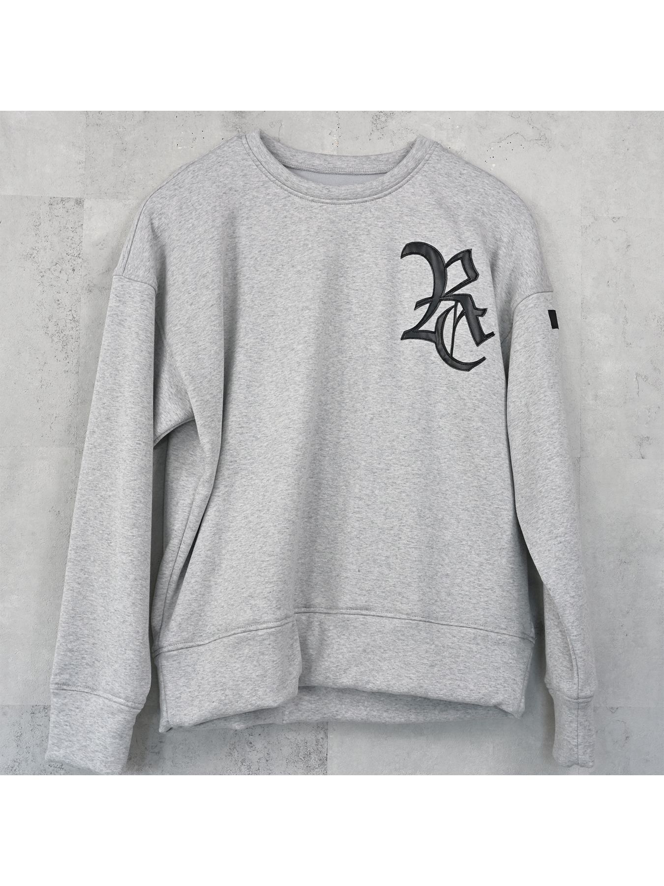 【予約品 9月6日(日) 締切】RC VELOURS FLEECE DROP TRAINER / RCレザーワッペン 裏起毛 ルーズトレーナー / グレー