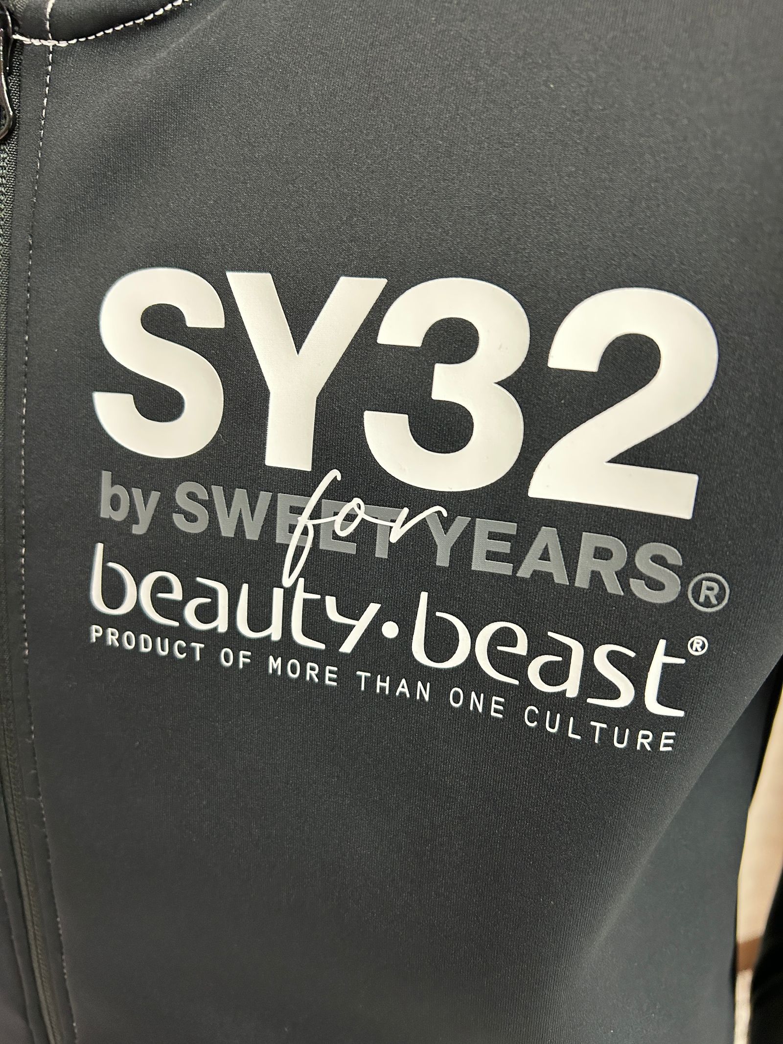 Wネームコラボ beauty:beast × SY32 ラインジップアップフーディー / ブラック【SY32 by SWEET YEARS】