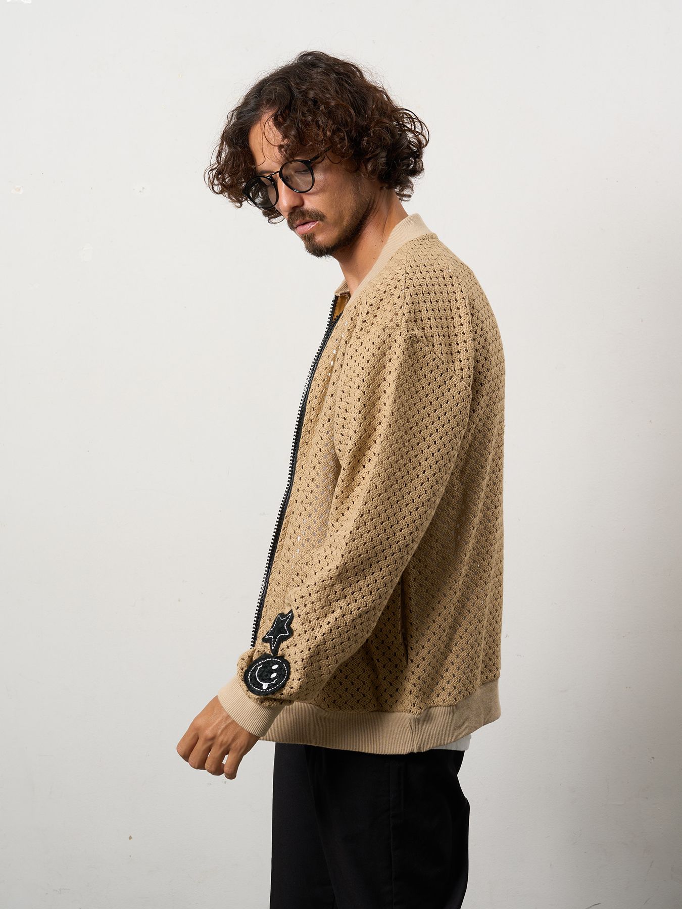 【予約品 10月16日(木) 締切】コットンラッセルメッシュ ハンドニット ワッペン ビッグジップブルゾン / ベージュ