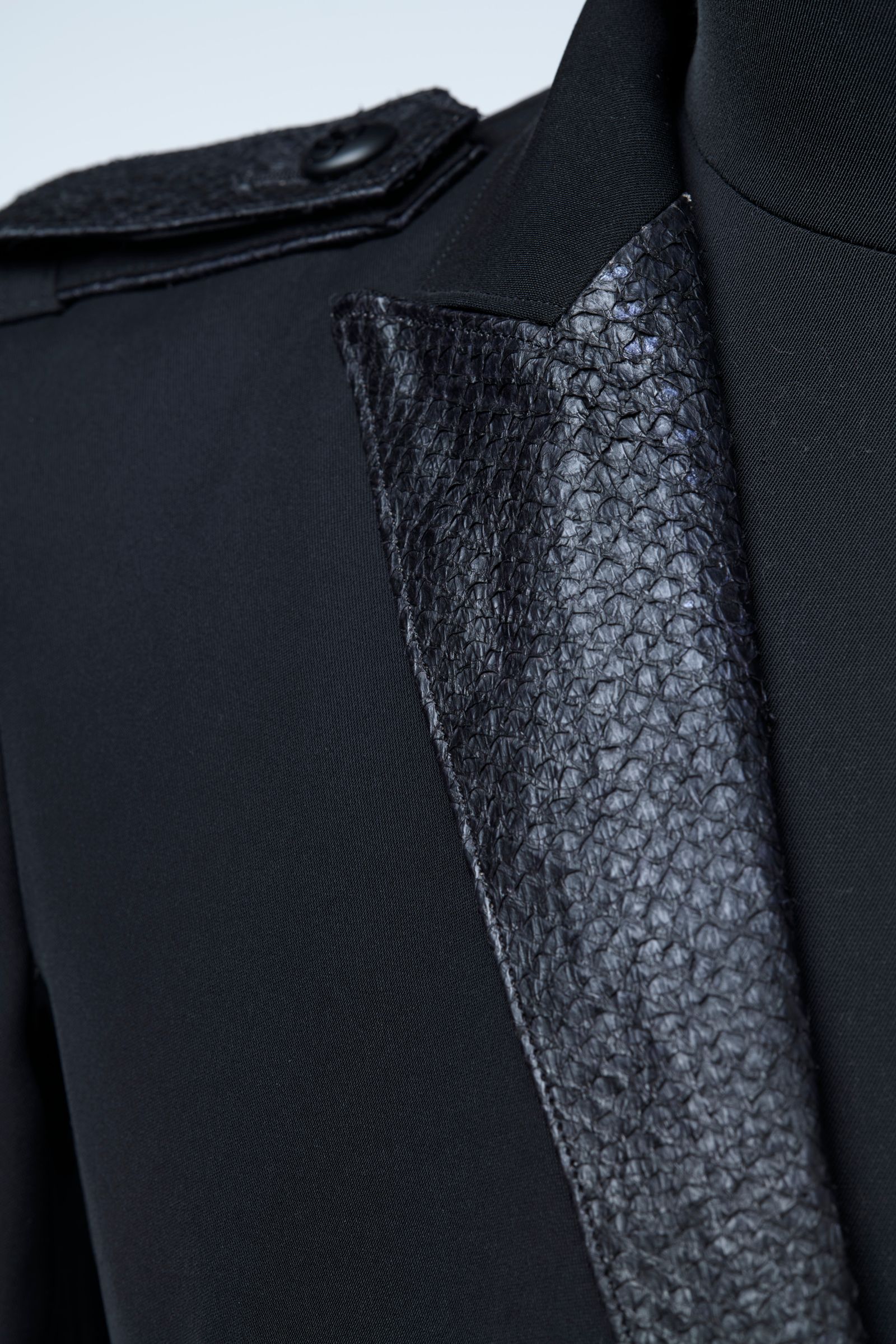 《予約品4月23日18時締め》 FishLeatherLapelJacket / ロングピークドジャケット  / ブラック 【THE ONENESS】 8月中入荷予定