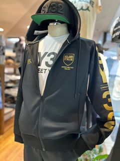 DOUBLE KNIT EMBOSS CAMO SHIELD LOGO ZIP HOODIE / ブラック ×ゴールド【SY32 by SWEET YEARS】
