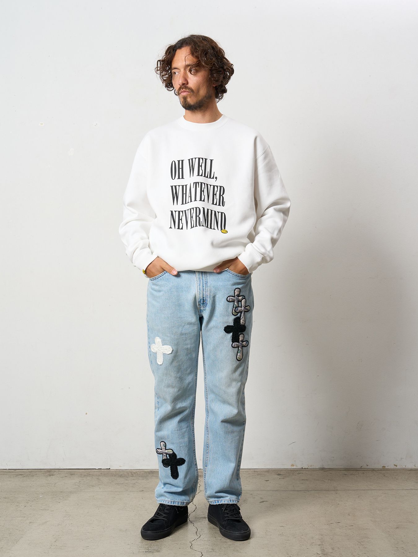 【予約品 5月8日(木) AM10時 締切】 TC裏毛起毛 リリックプリント&カートベアボアパッチワーク スウェットシャツ / ホワイト