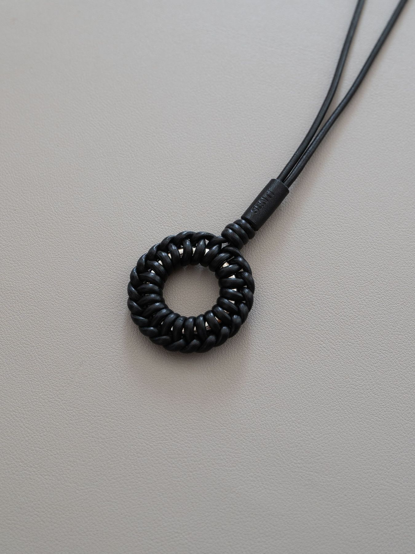 《予約品》 LEATHER BRAID CIRCLE NECKLACE / ネックレス / ブラック 【Iroquois.SENTI】