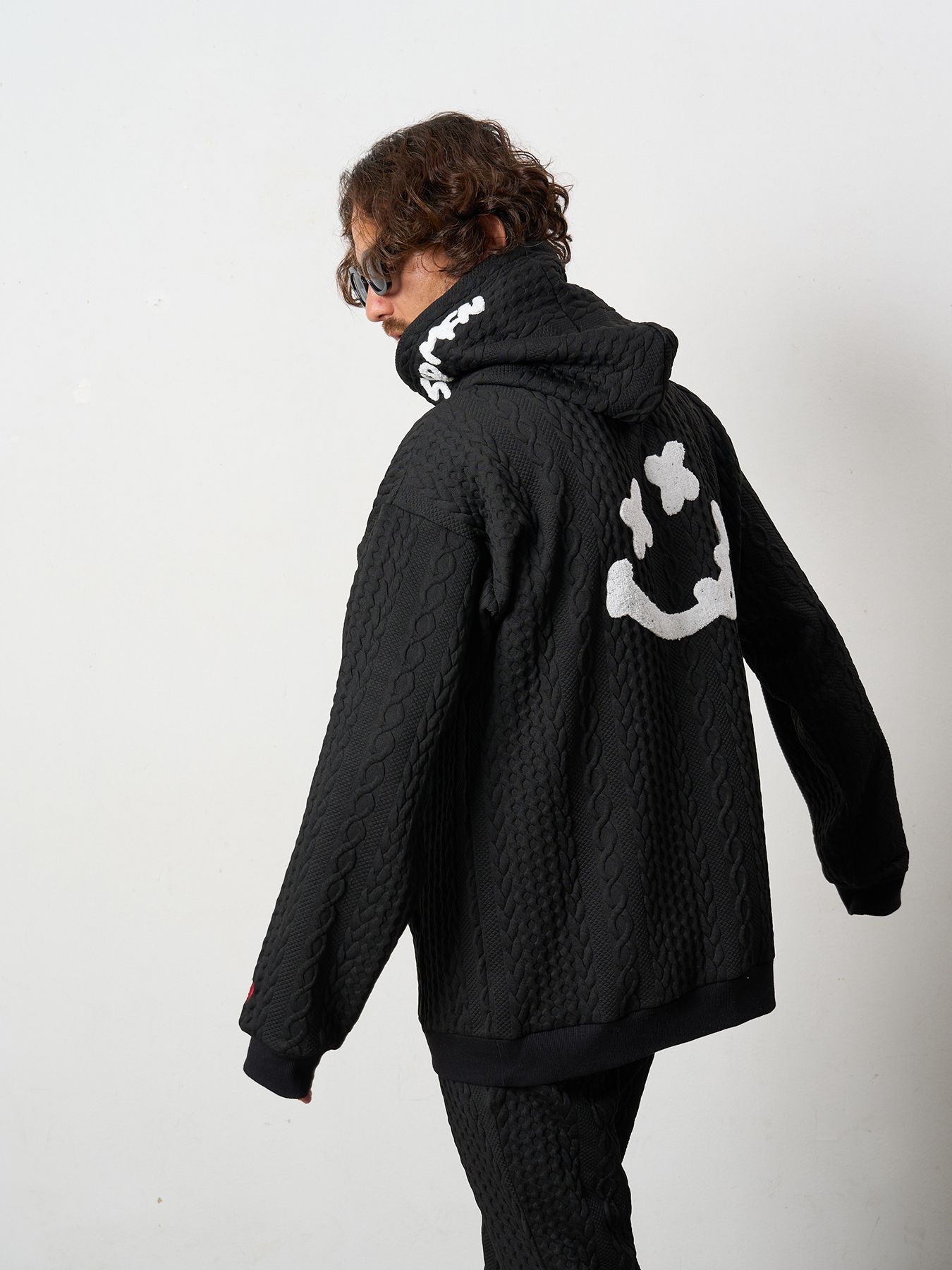 【予約品 5月8日(木) AM10時 締切】  ケーブルジャガードダブルフェイス サガラ刺繍ジップパーカー / ブラック
