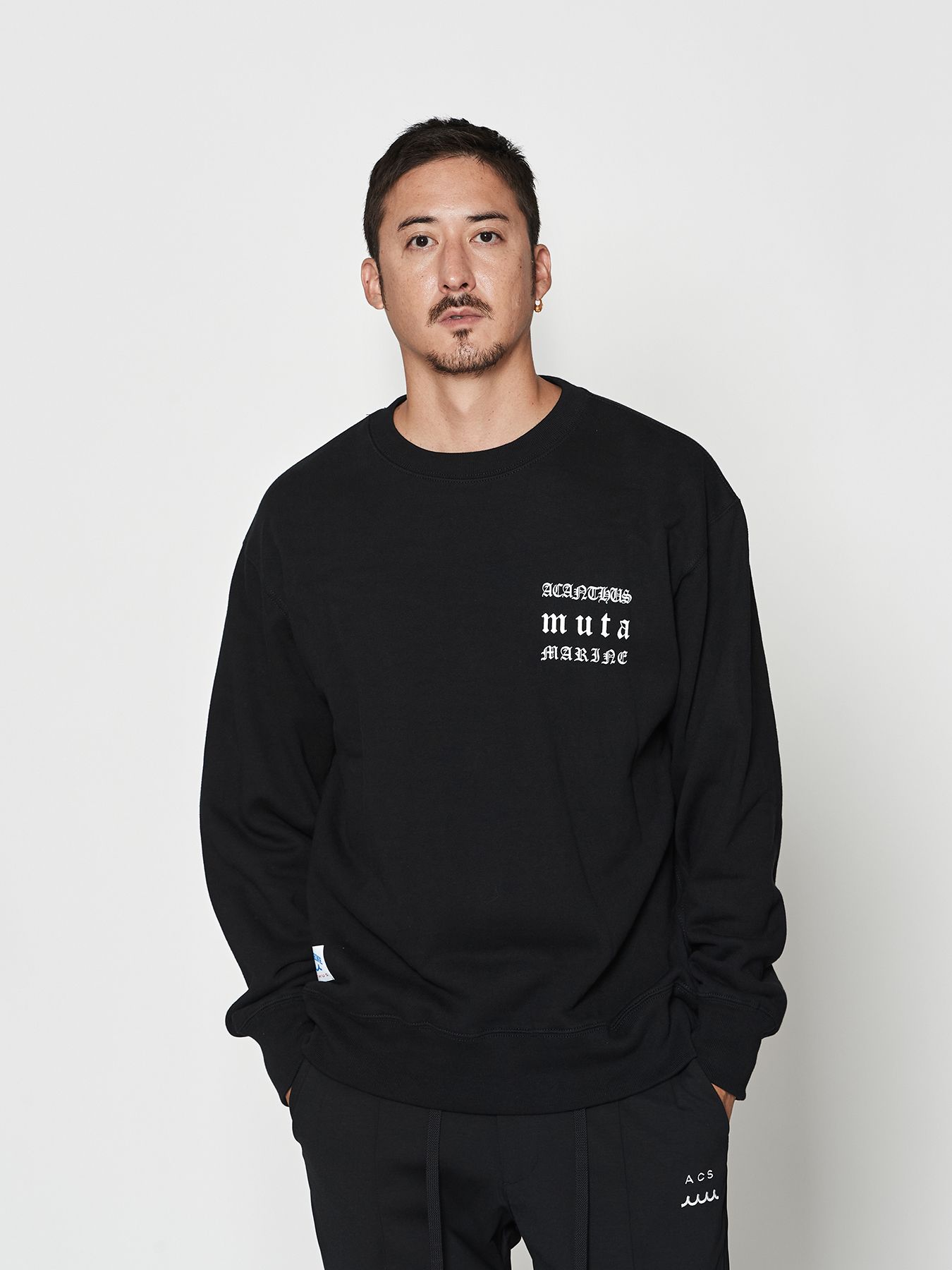 【予約品 10月9日(木) 締切】muta Old Logo Crewneck / スウェット / ブラック【Acanthus × muta MARINE】