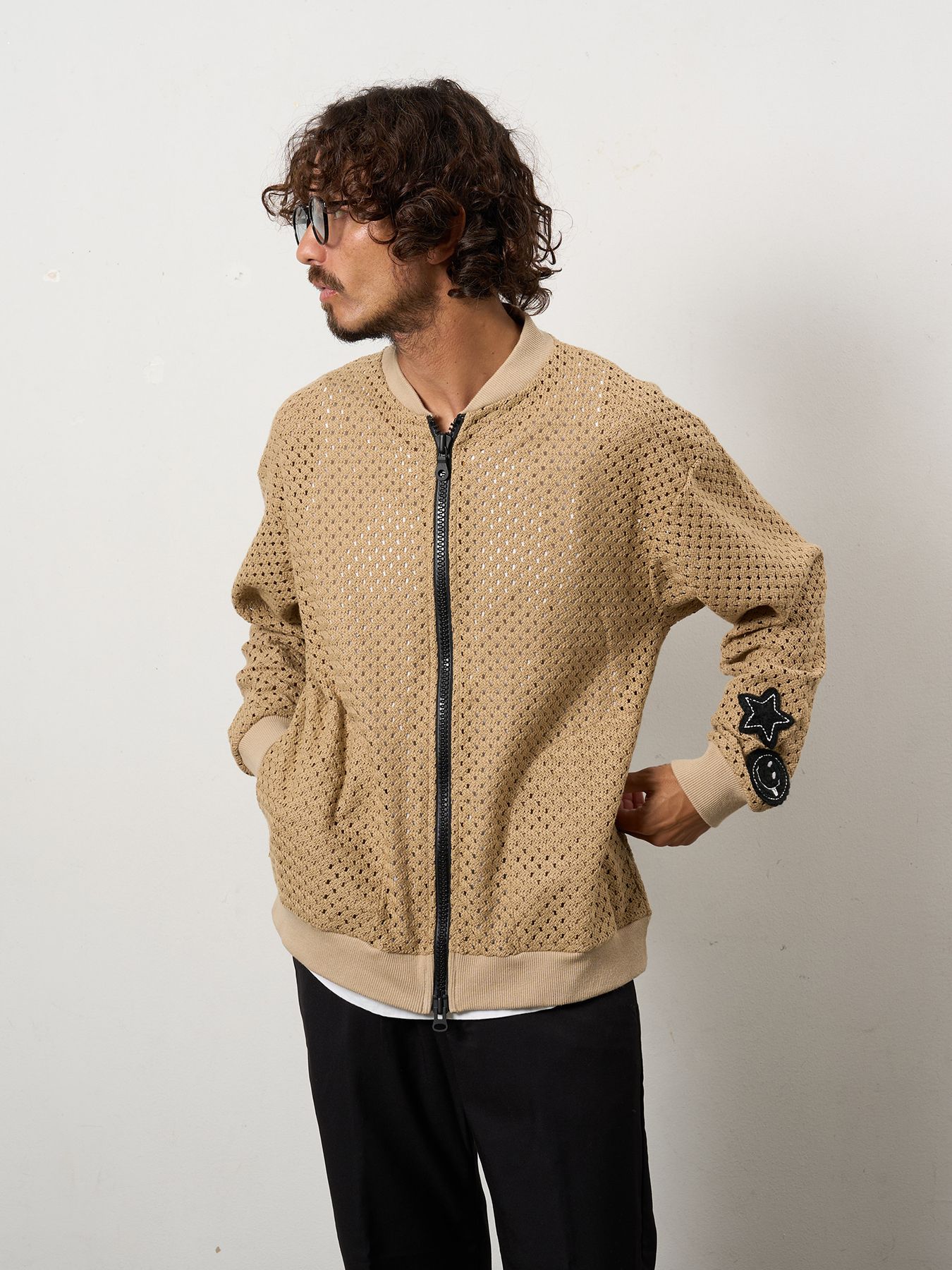【予約品 10月16日(木) 締切】コットンラッセルメッシュ ハンドニット ワッペン ビッグジップブルゾン / ベージュ