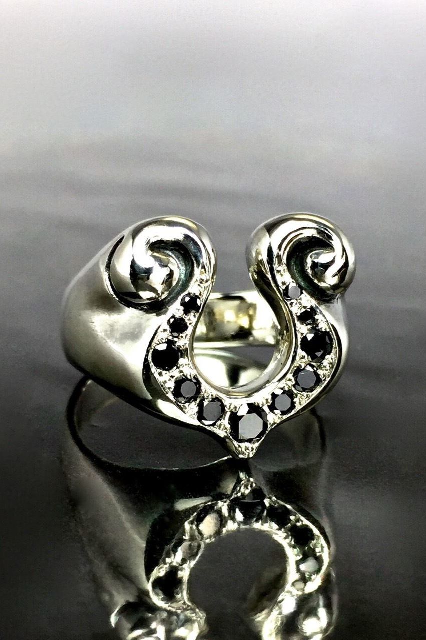 《受注生産》 RHYTHMIC HORSESHOE RING with BLACK CUBIC ZIRCONIA リング 【GOD SIZE】 注文から2～4入荷予定