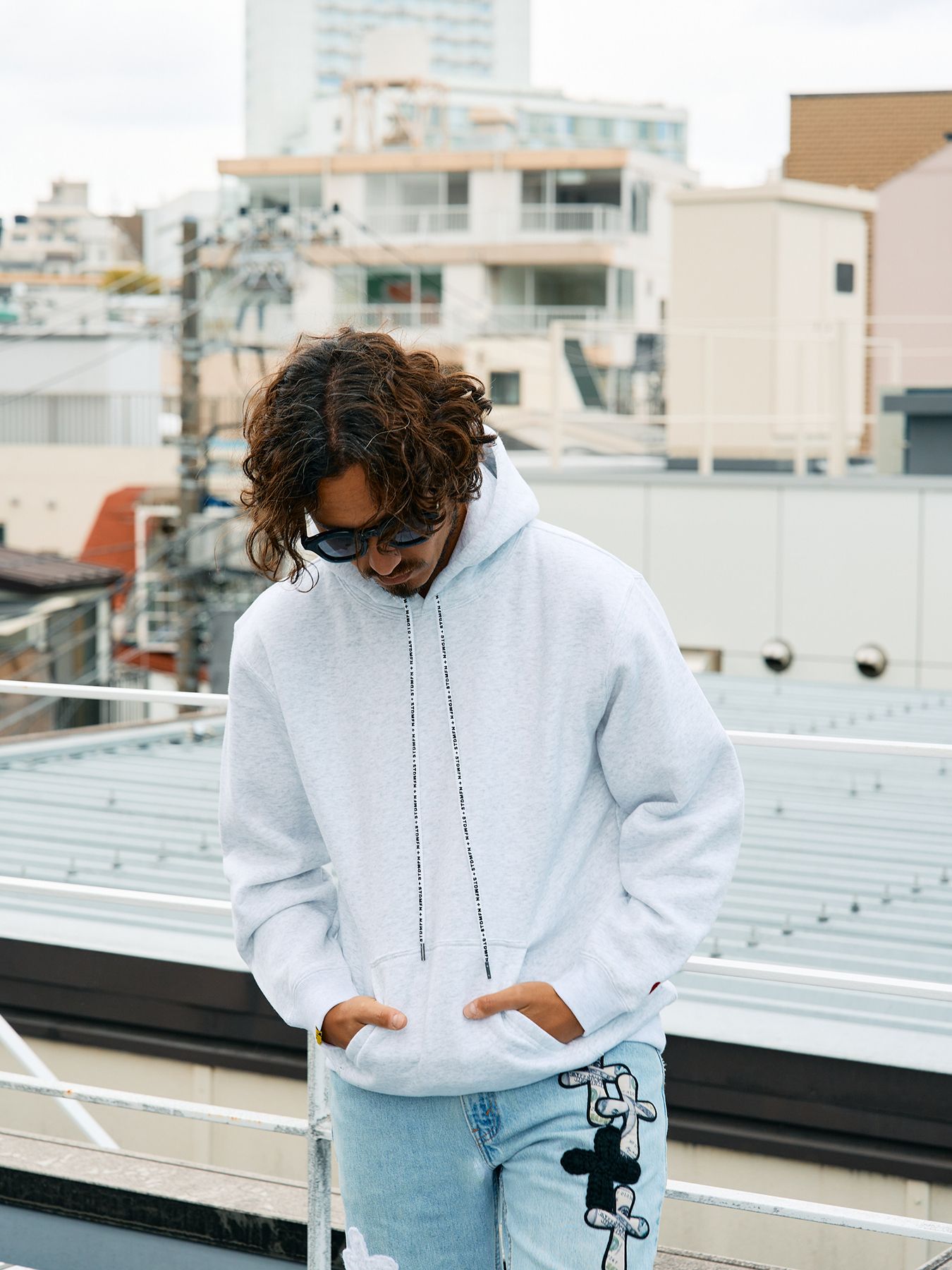 【予約品 5月8日(木) AM10時 締切】 TC裏毛起毛 PEACE AFTER DEATH&マルチパッチワーク プルパーカー / アッシュ