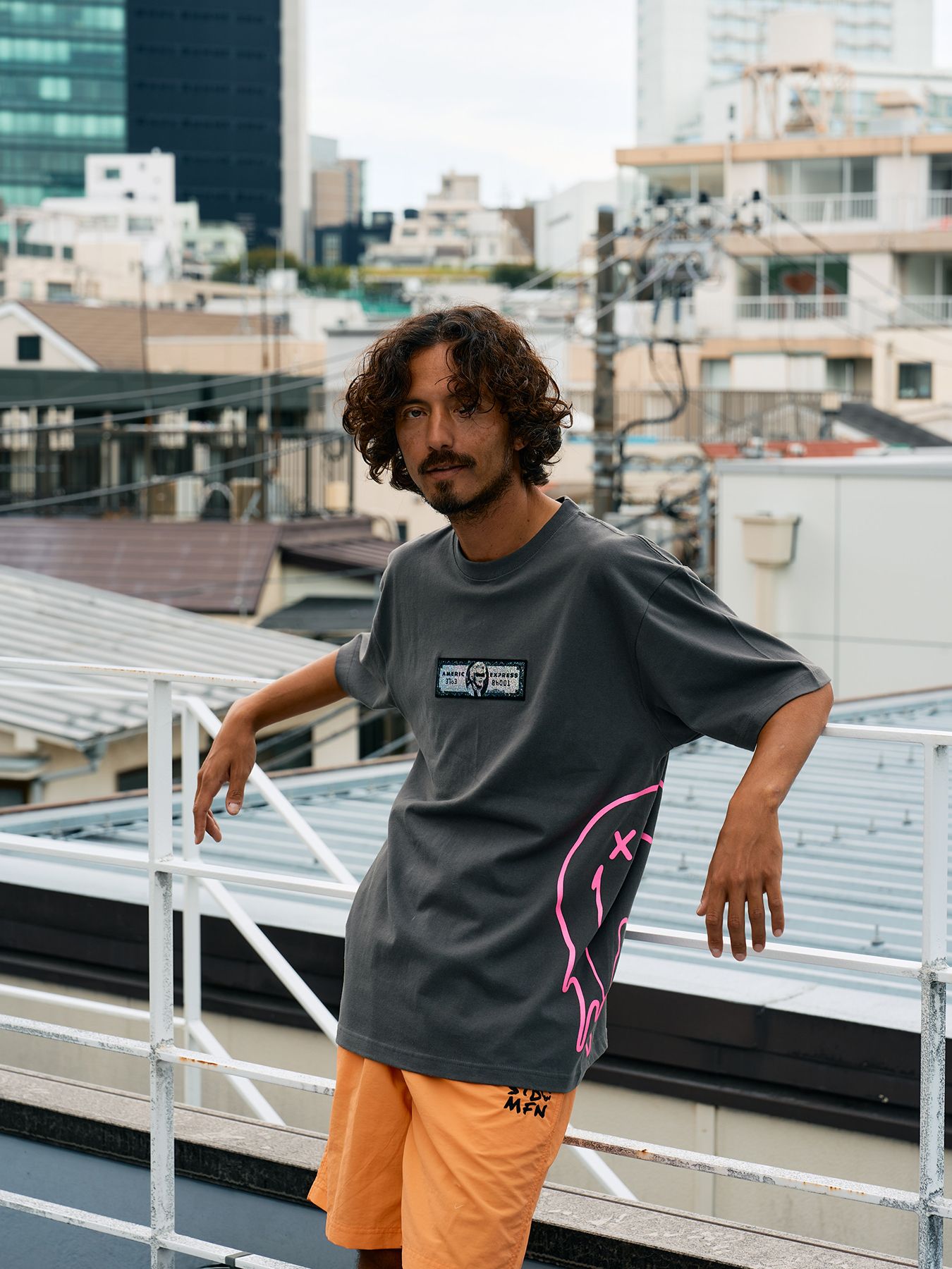 【予約品 10月16日(木) 締切】5.6ozコットン天竺 クレジットシークイン&ドリップスマイル SSシャツ / ダークグレー