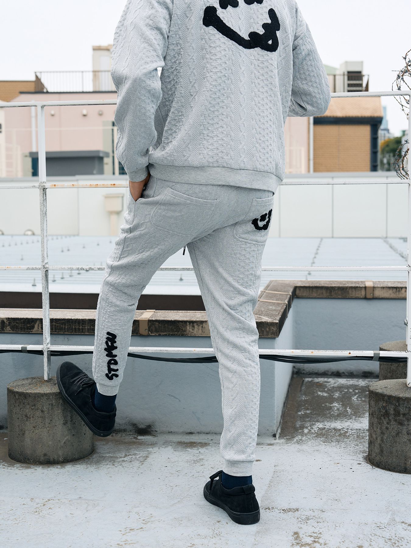 【予約品 5月8日(木) AM10時 締切】 ケーブルジャガードダブルフェイス サガラ刺繍リブパンツ / M.グレー