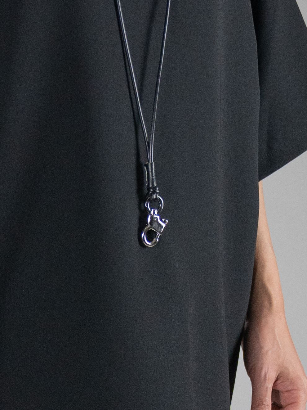 《予約品》 PULL UP LEATHER STRAP / ネックストラップ / ブラック 【Iroquois.SENTI】