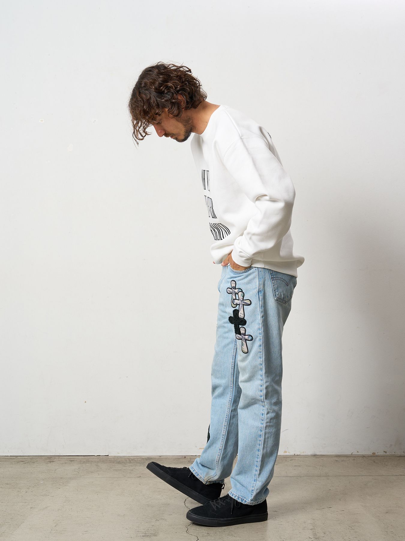 【予約品 5月8日(木) AM10時 締切】 TC裏毛起毛 リリックプリント&カートベアボアパッチワーク スウェットシャツ / ホワイト