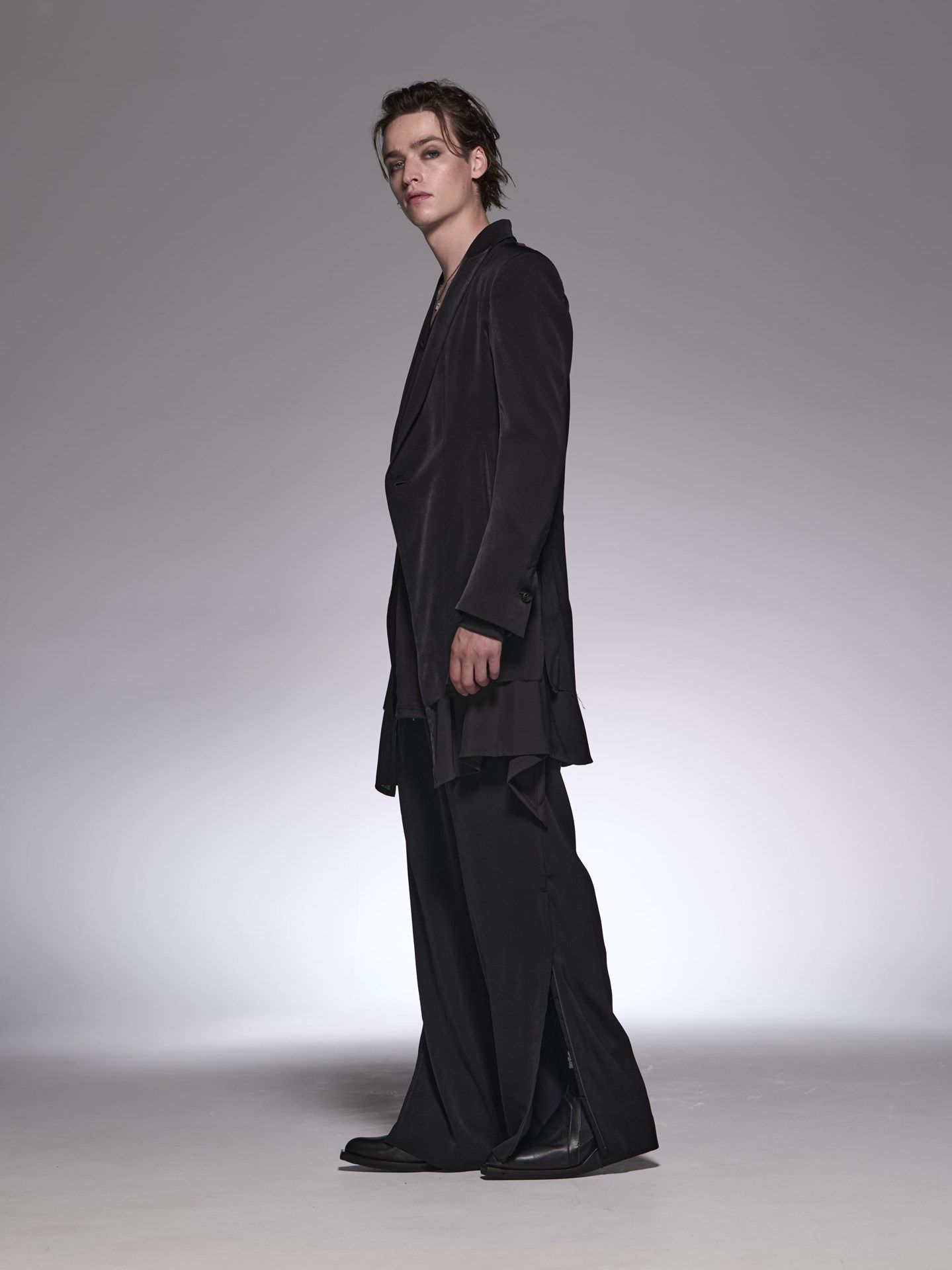 《予約品》 SlitZippWideSlacks / スエードサテン スリットジップ入りワイドスラックス / ブラック