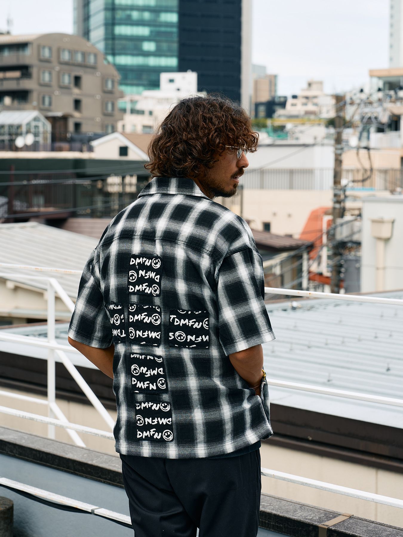 【予約品 10月16日(木) 締切】コットンオンブレーチェック クロスロゴ パッチワーク SSシャツ / ブラック