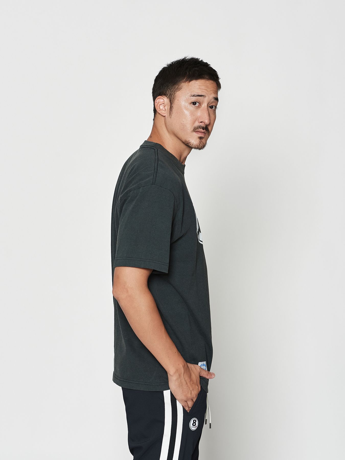 【予約品 10月9日(木) 締切】muta Aging Circle Logo Tee / Tシャツ / ブラック【Acanthus × muta MARINE】