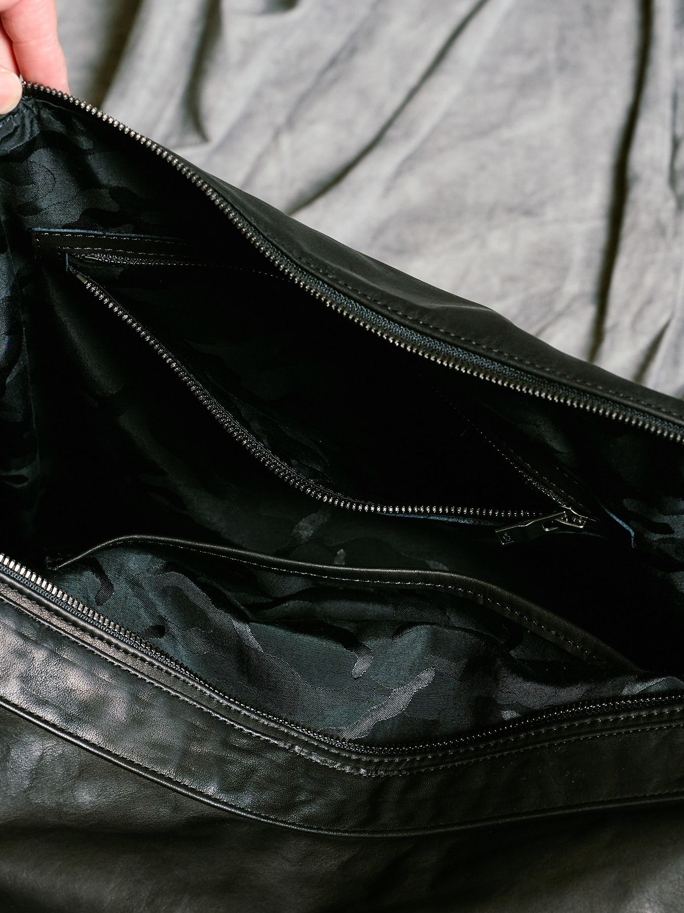 【予約品 4月19日(日) 18時締切】leather shoulder bag / カウレザーショルダーバッグ / ブラック