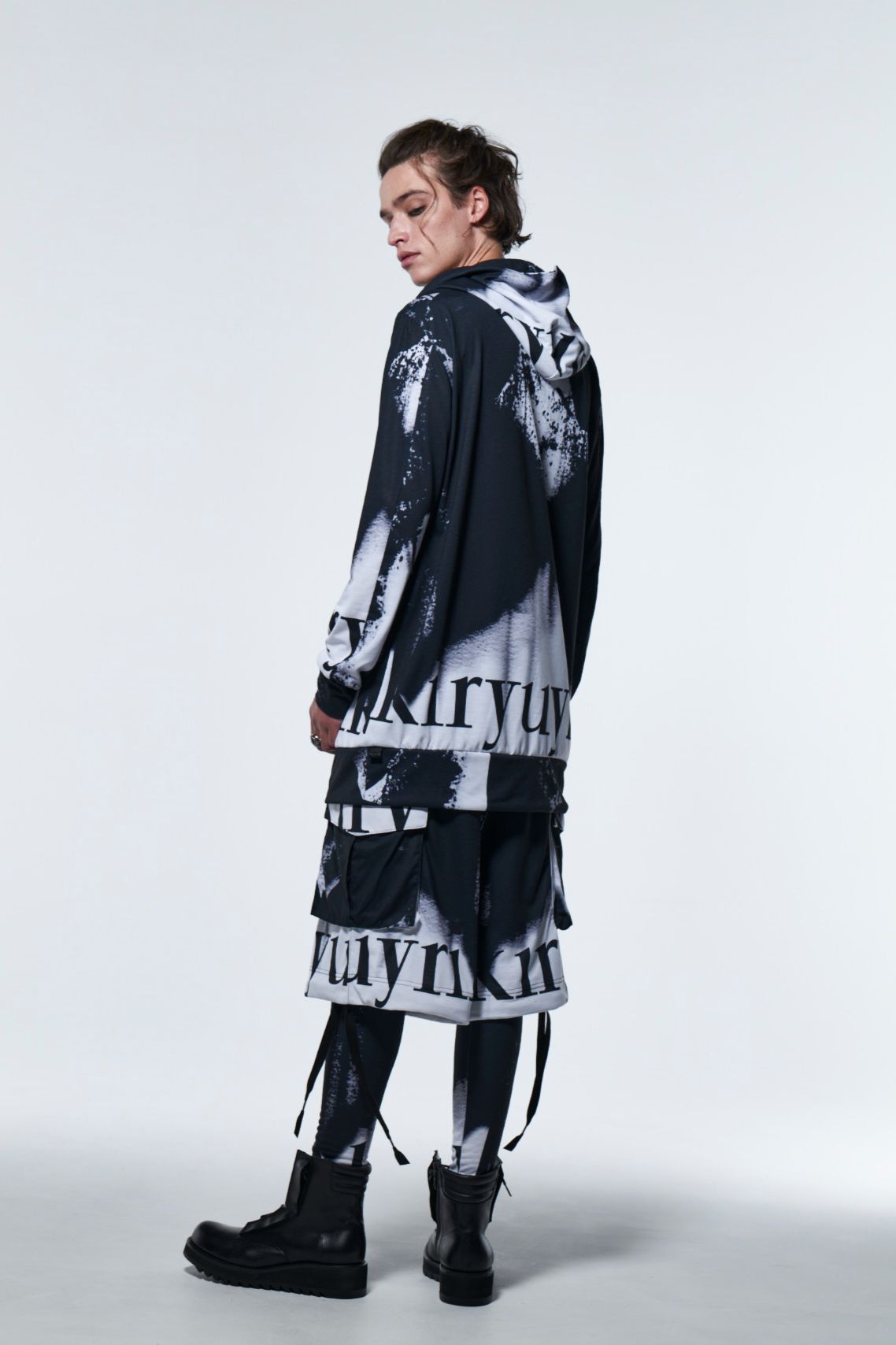 《予約品》 ZippLooseHoodie / ブラック＆ホワイト 【kiryuyrik】 2023年2月以降入荷予定