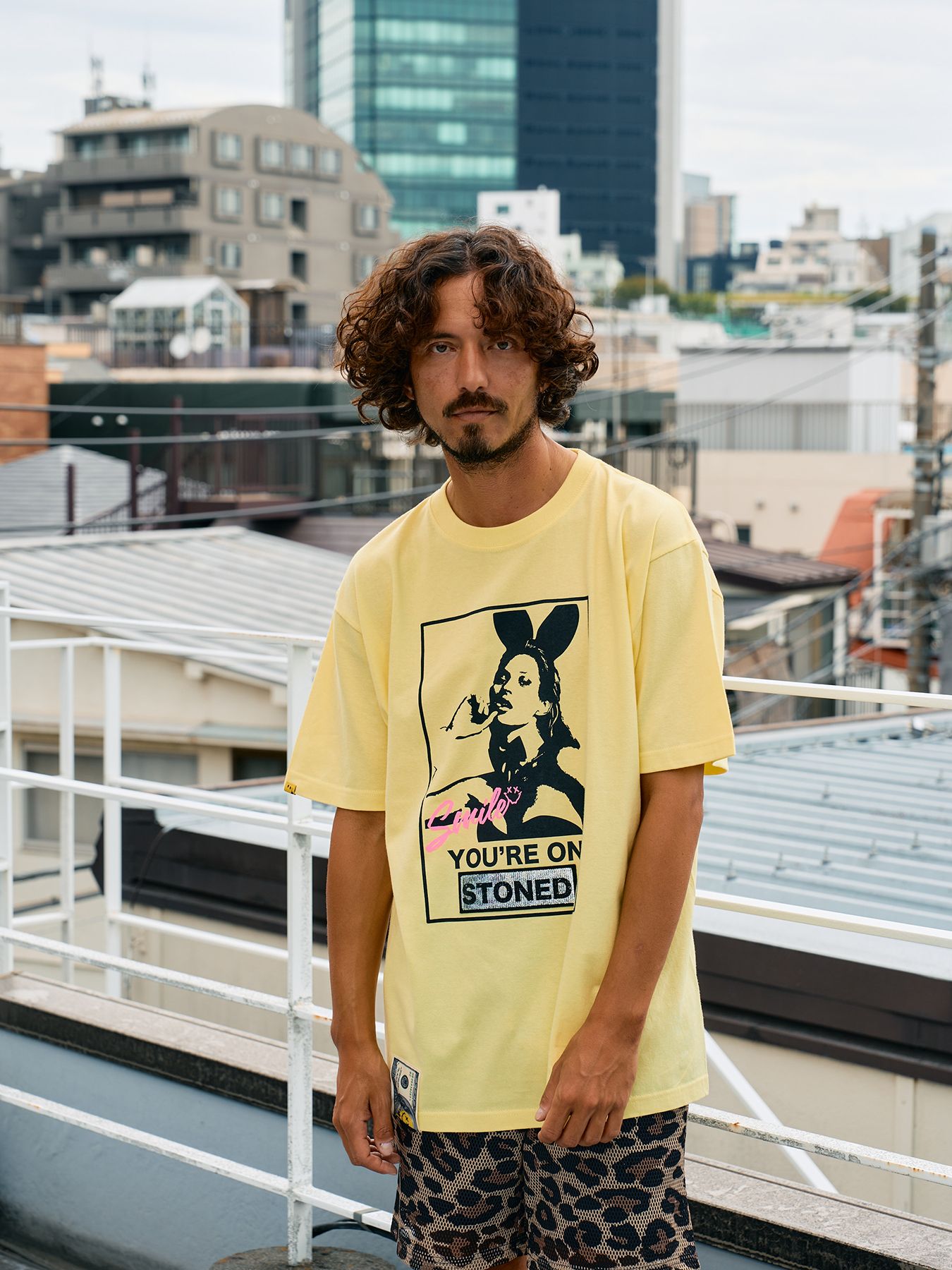 【予約品 10月16日(木) 締切】5.6ozコットン天竺 YOU'RE ON STONEDシークイン SSシャツ / イエロー