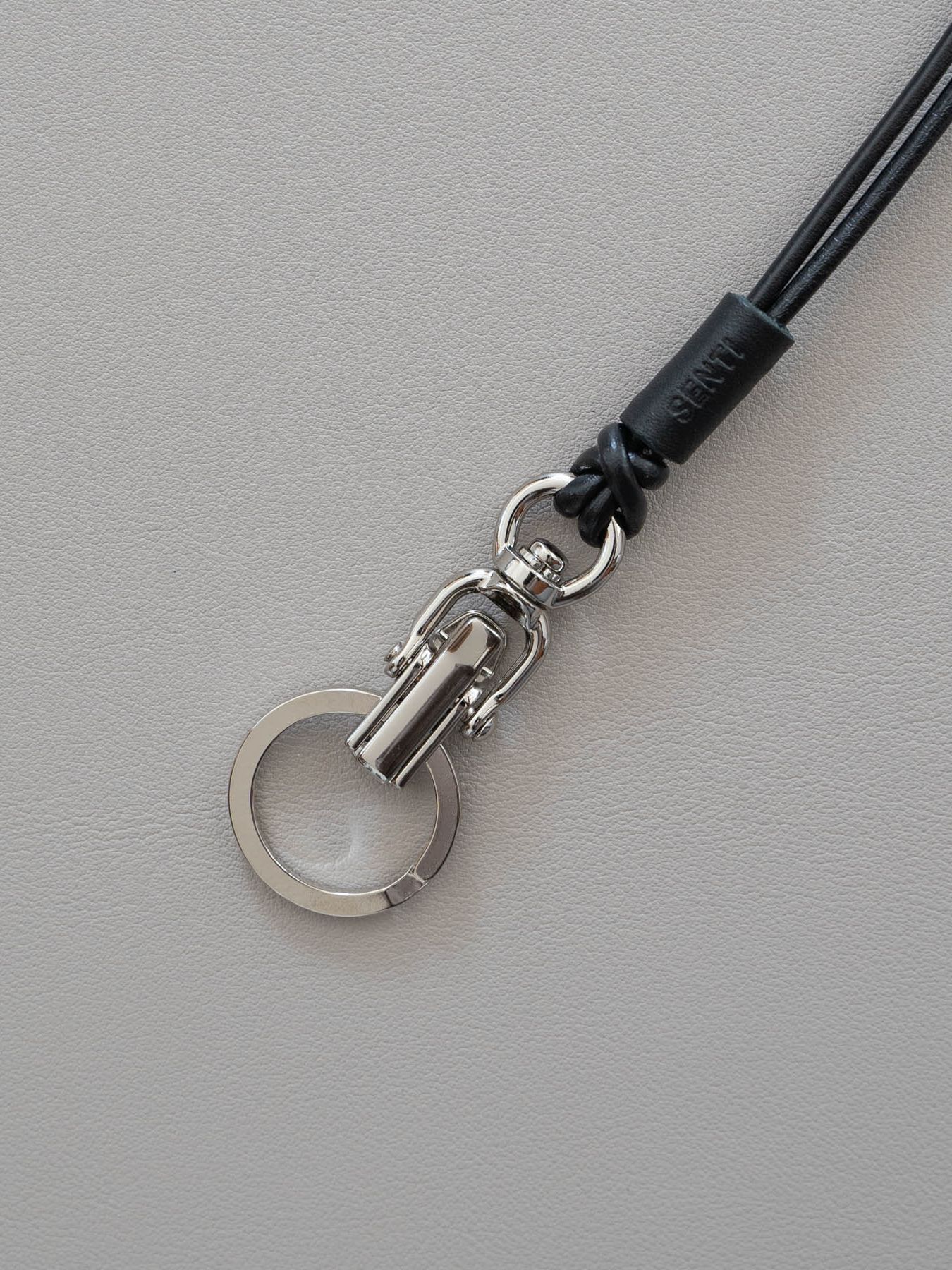 《予約品》 CLIP LEATHER STRAP / クリップ式ネックストラップ / ブラック 【Iroquois.SENTI】