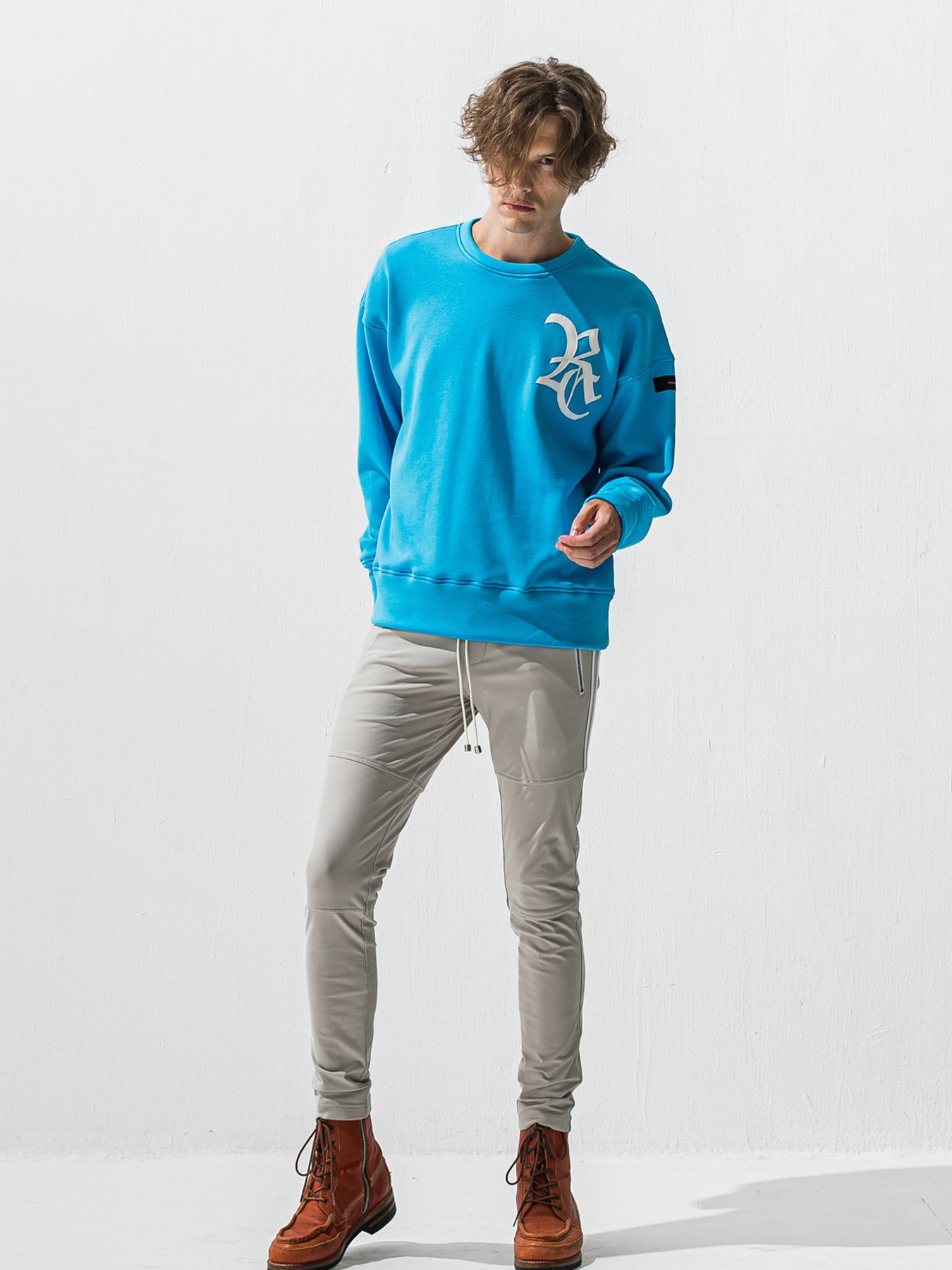 【予約品 9月6日(日) 締切】RC VELOURS FLEECE DROP TRAINER / RCレザーワッペン 裏起毛 ルーズトレーナー / ブルー