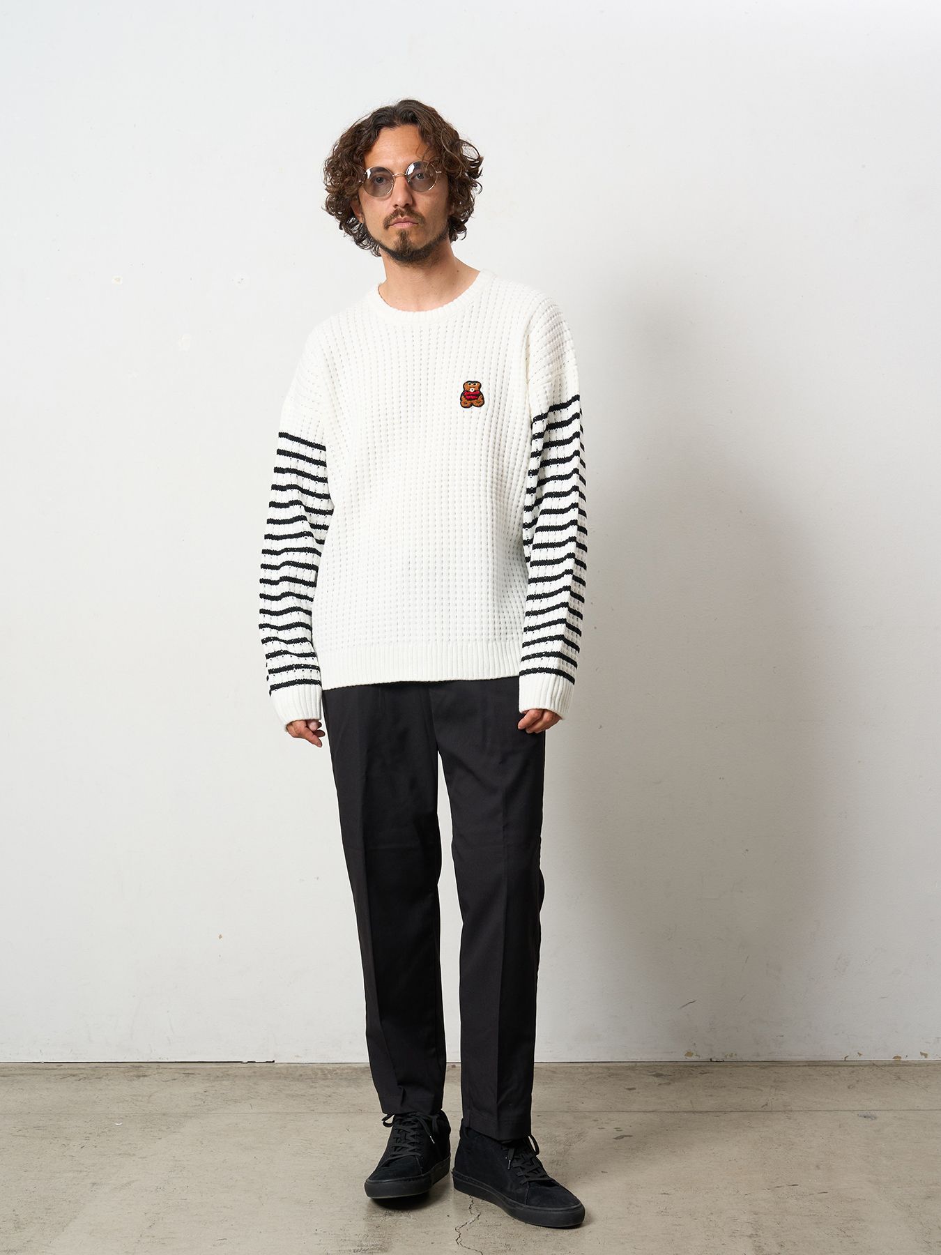 【予約品 5月8日(木) AM10時 締切】 アクリルバルキービックワッフルボーダーカートベアワッペン ワイドシルエットプルオーバー / ホワイト