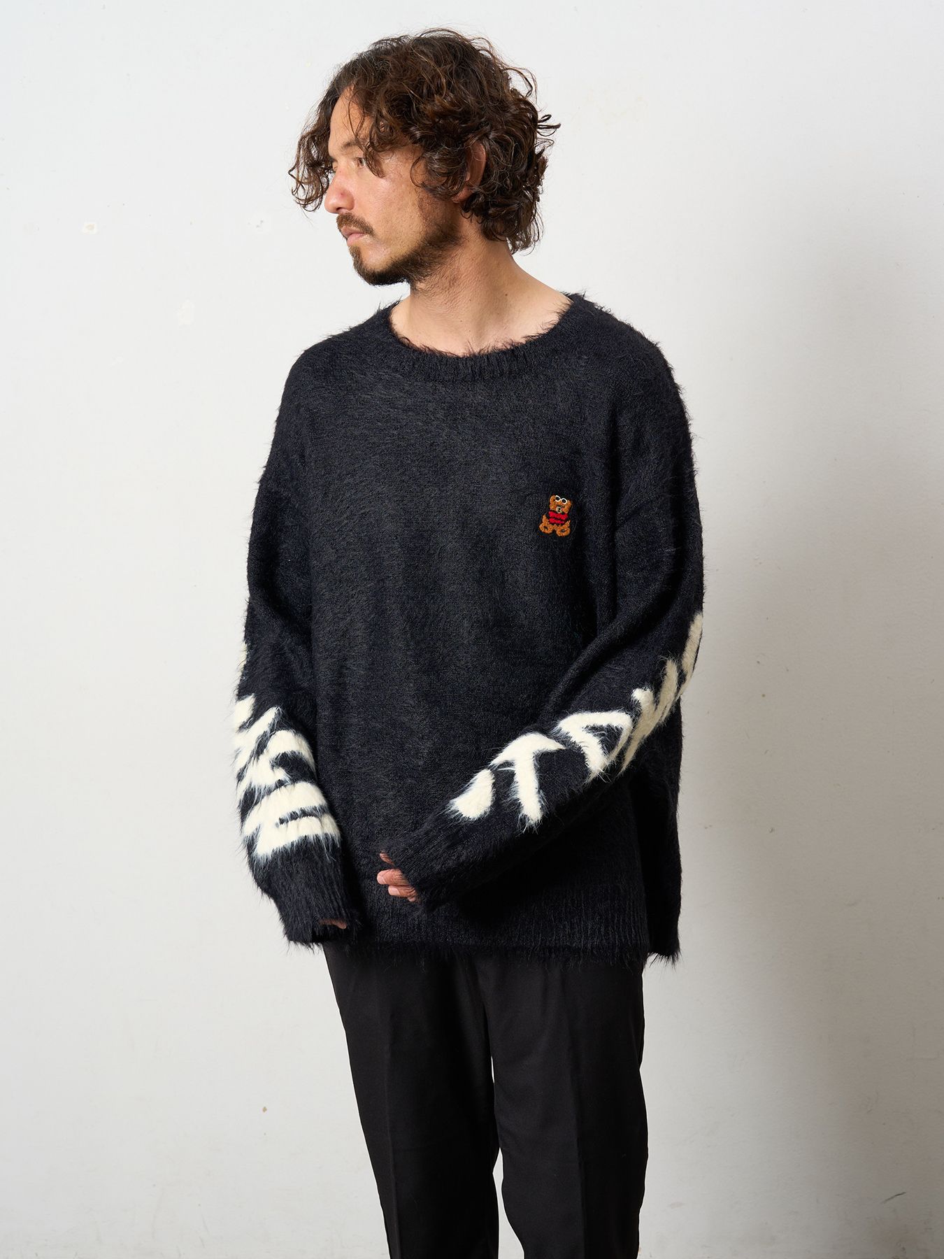 【予約品 5月8日(木) AM10時 締切】 ナイロンフェザーヤーン ビックロゴクロスインターシャシャギープルオーバー / ブラック