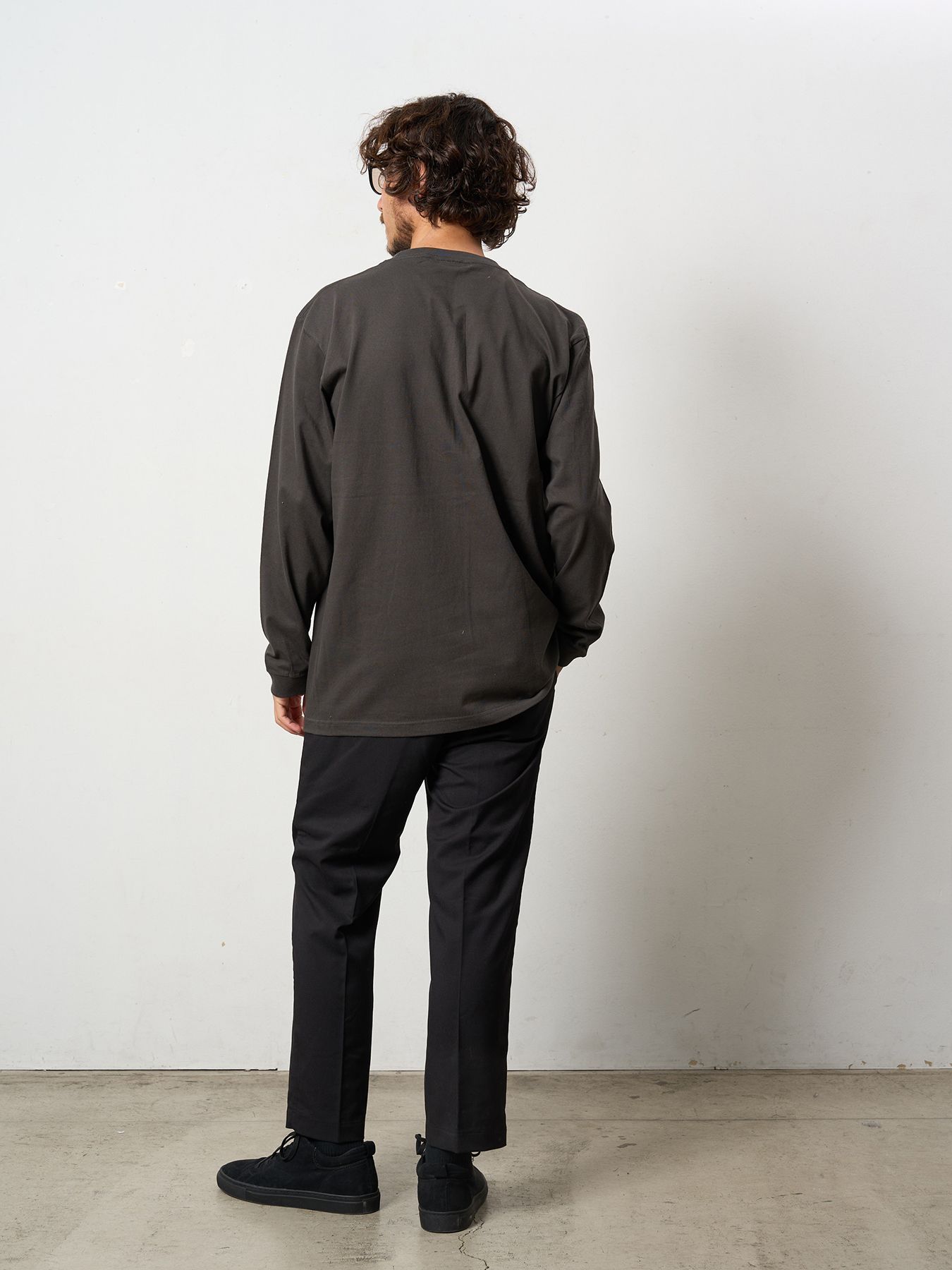 【予約品 5月8日(木) AM10時 締切】 5.6ozコットン天竺 ラベルスマイル発泡プリントLS Tシャツ / ダークグレー
