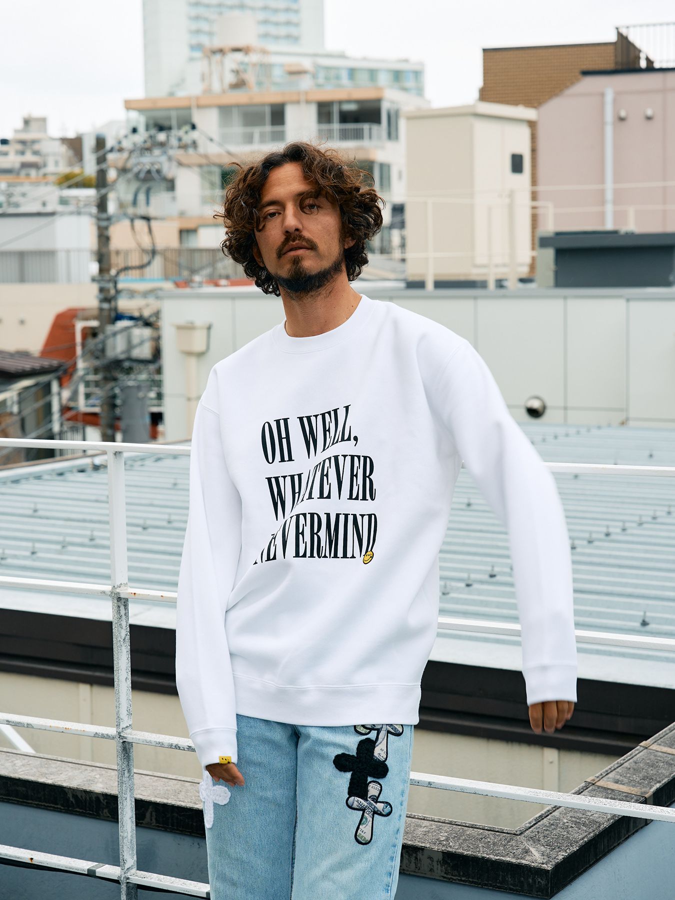 【予約品 5月8日(木) AM10時 締切】 TC裏毛起毛 リリックプリント&カートベアボアパッチワーク スウェットシャツ / ホワイト