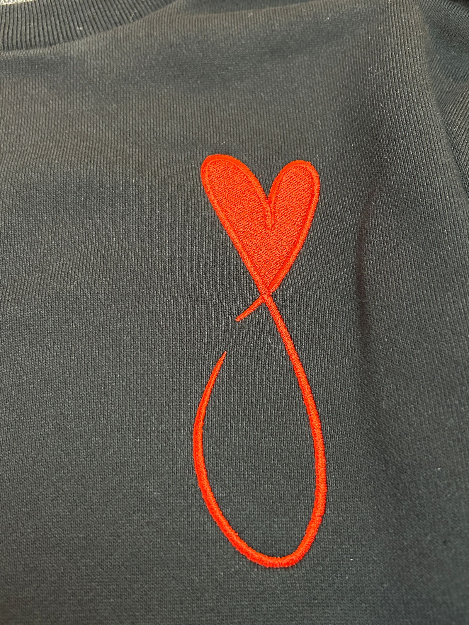 Tiphanie Big Logo刺繍 ハートフイッシュ ブラック×レッド  メゾンオノレ ・パリ