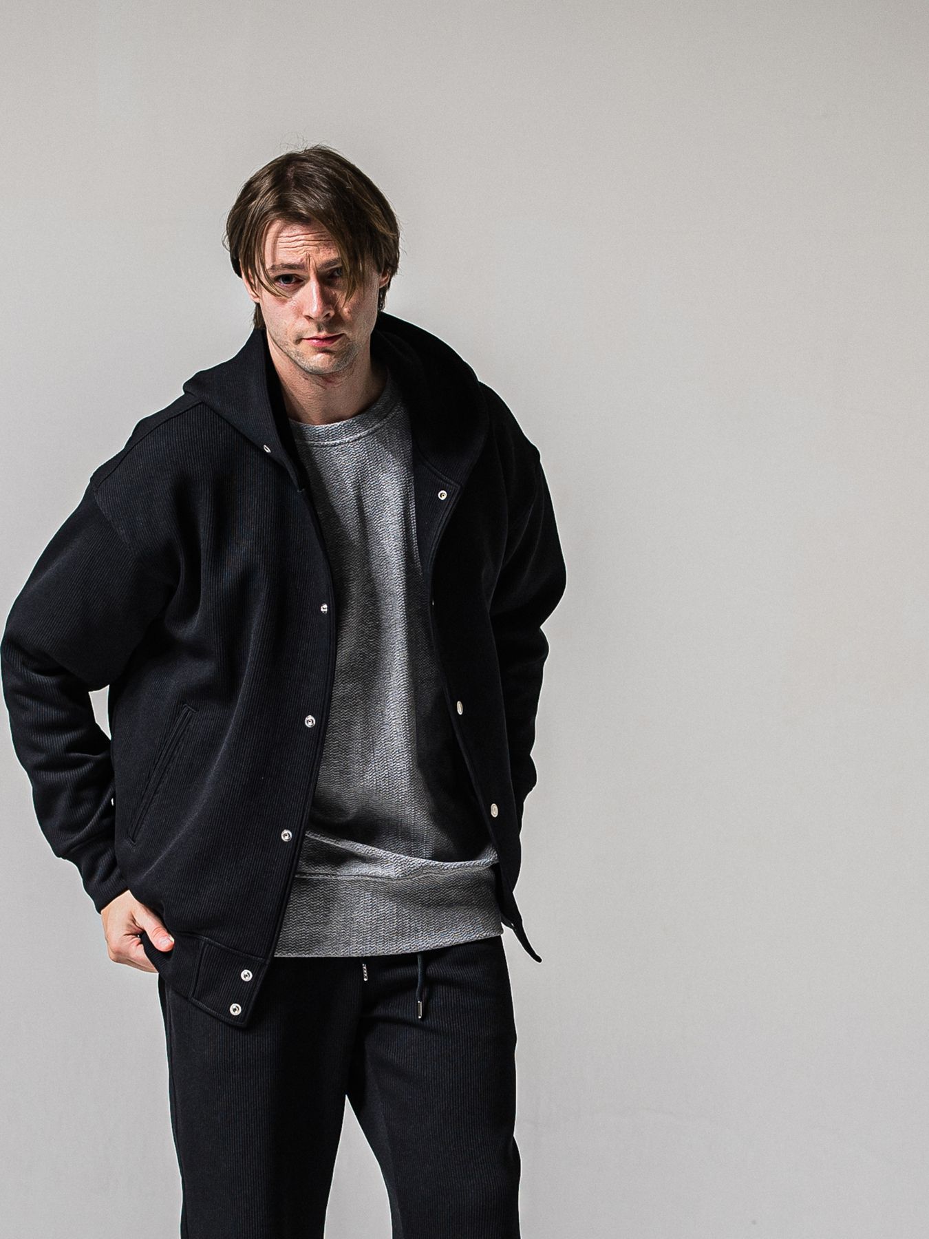 【予約品 11月16日(日) 締切】AZE VARSITY HOODIE / 畔編みニット フード付きスタジャン / ブラック