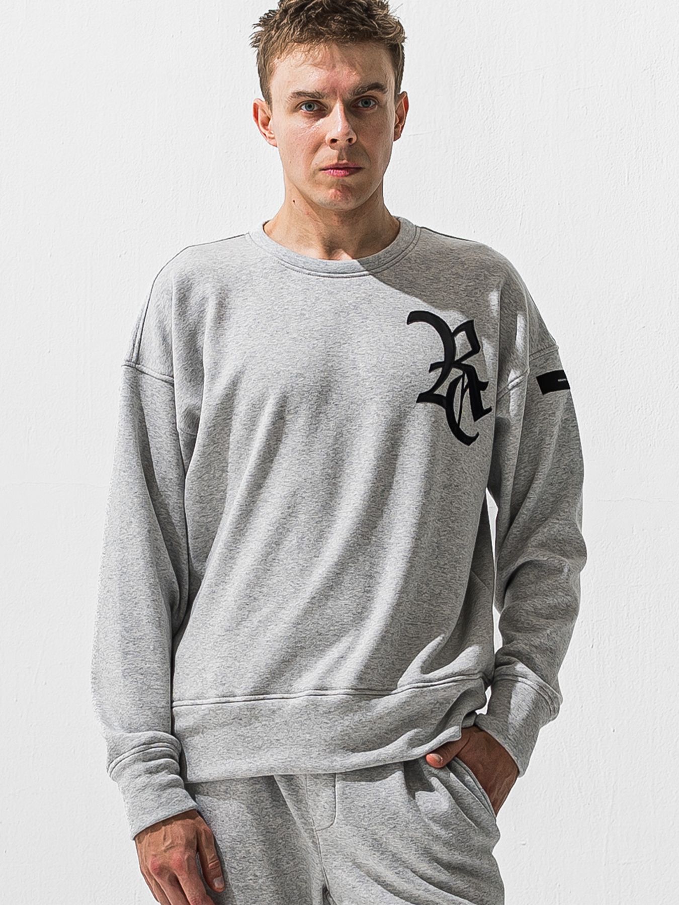 【予約品 9月6日(日) 締切】RC VELOURS FLEECE DROP TRAINER / RCレザーワッペン 裏起毛 ルーズトレーナー / グレー