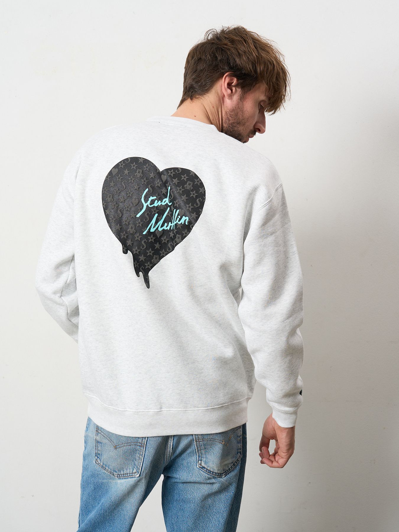 【予約品 5月8日(木) AM10時 締切】 TC裏毛起毛 スターグラムハート発泡プリント ロゴ刺繍 スウェットシャツ / アッシュ