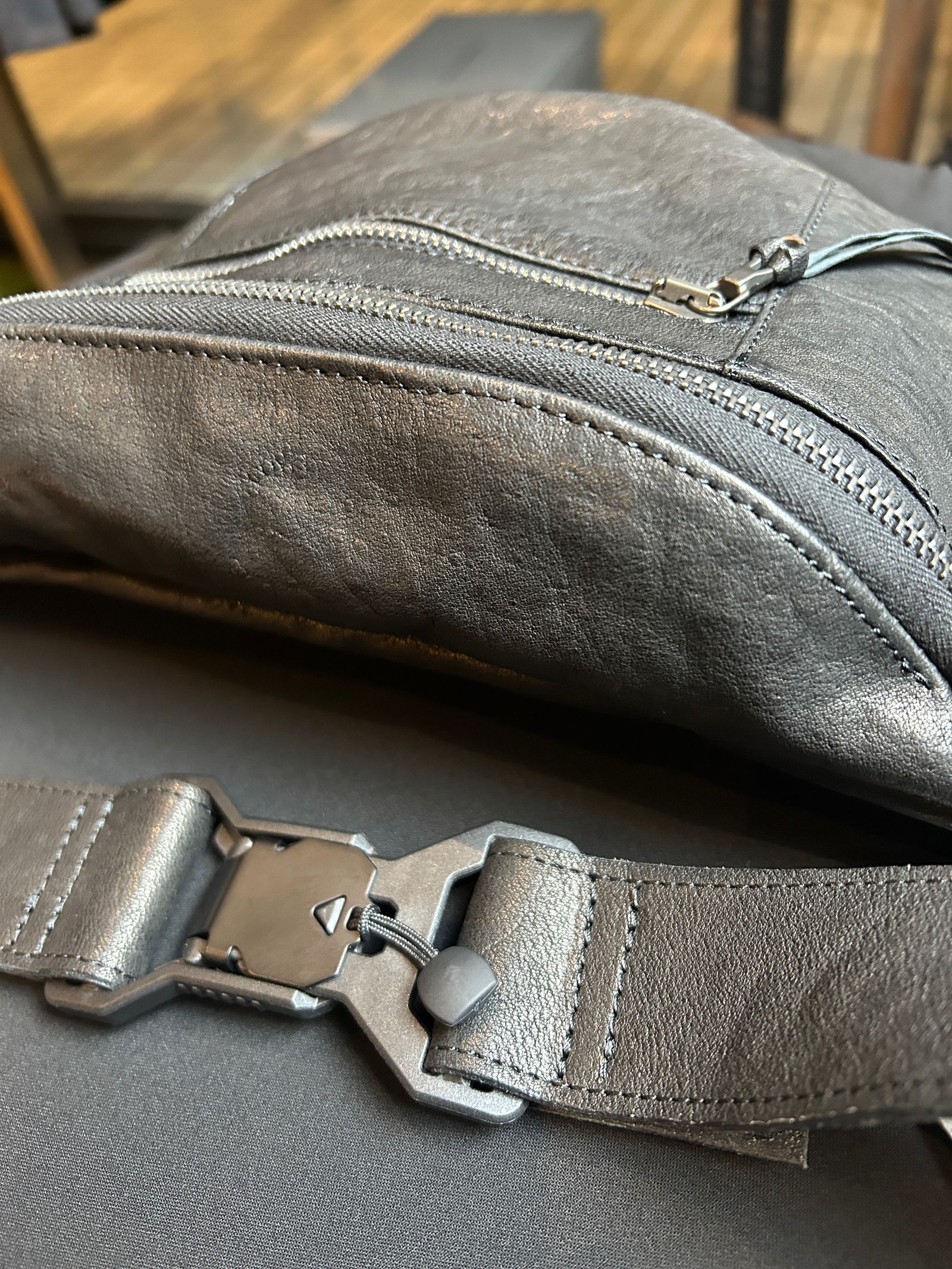 Pit Vegetable Full Tanned Shrinked Horsehide Body Bag / フルタンニン ピット鞣し シュリンク ホース ハイド ボディー バッグ / HIGH THROTTLE / ブラック