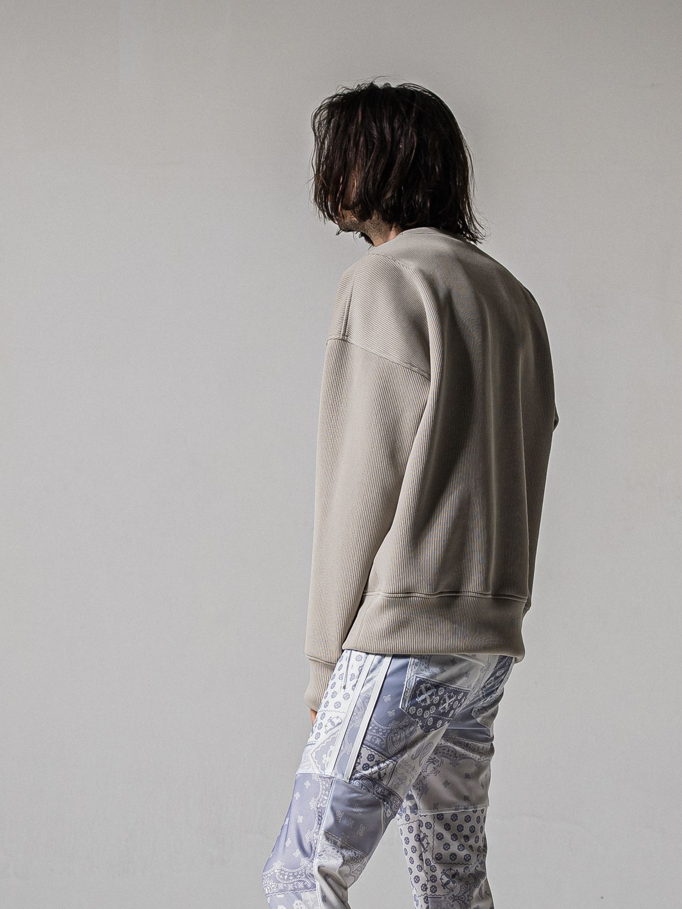 【予約品 11月16日(日) 締切】AZE MILITARY DROP TRAINER / 畔編みニット トレーナー / グレージュ