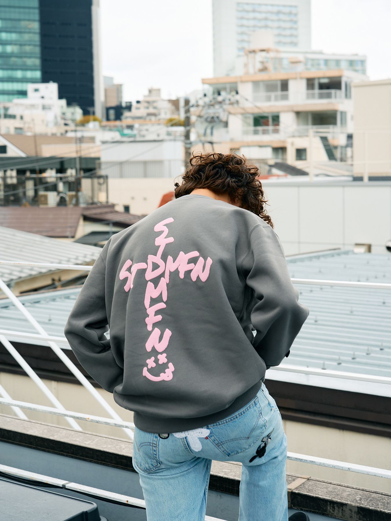 【予約品 5月8日(木) AM10時 締切】 TC裏毛起毛 ロゴクロス発泡プリント&クロスパッチワーク スウェットシャツ / チャコールグレー
