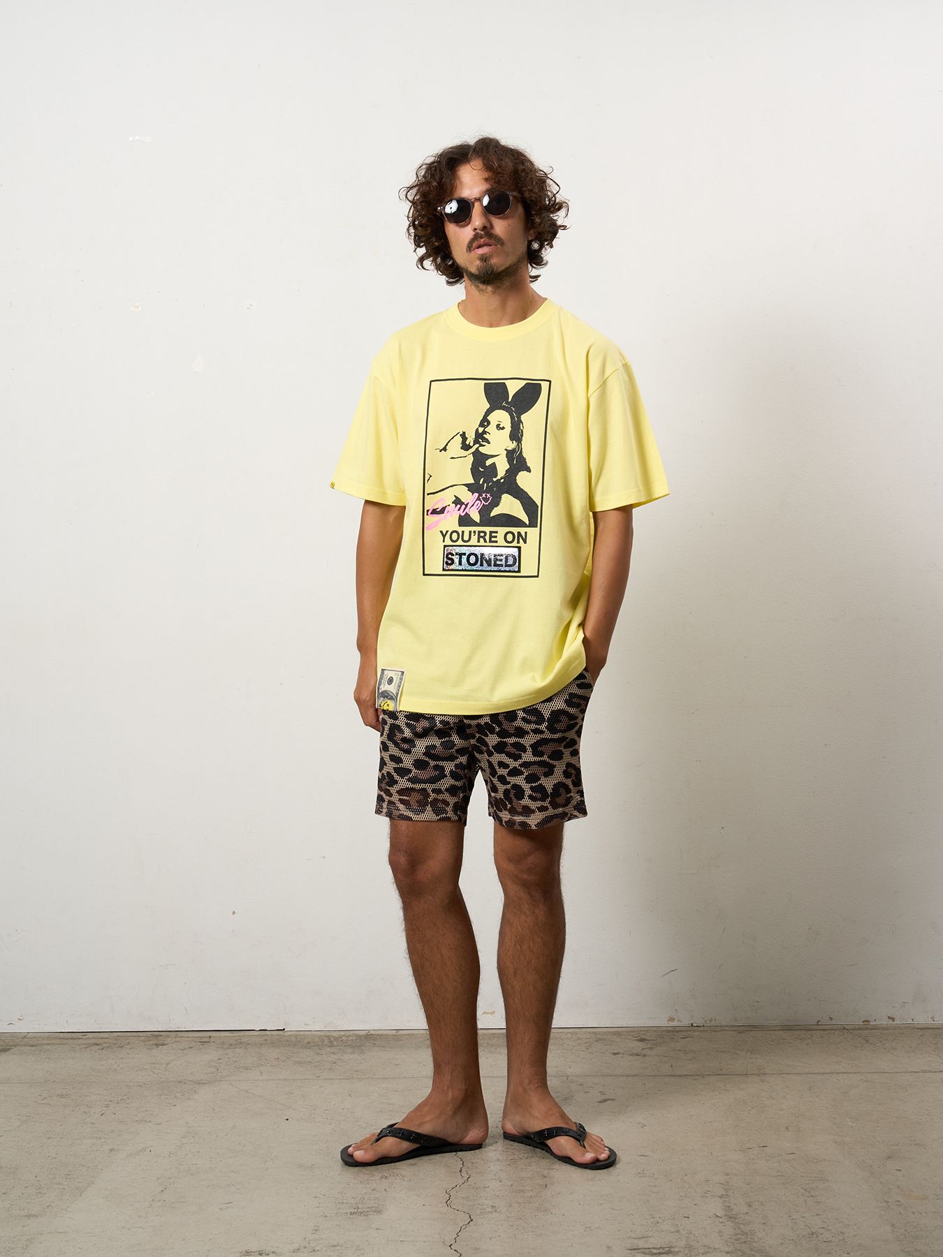 【予約品 10月16日(木) 締切】5.6ozコットン天竺 YOU'RE ON STONEDシークイン SSシャツ / イエロー
