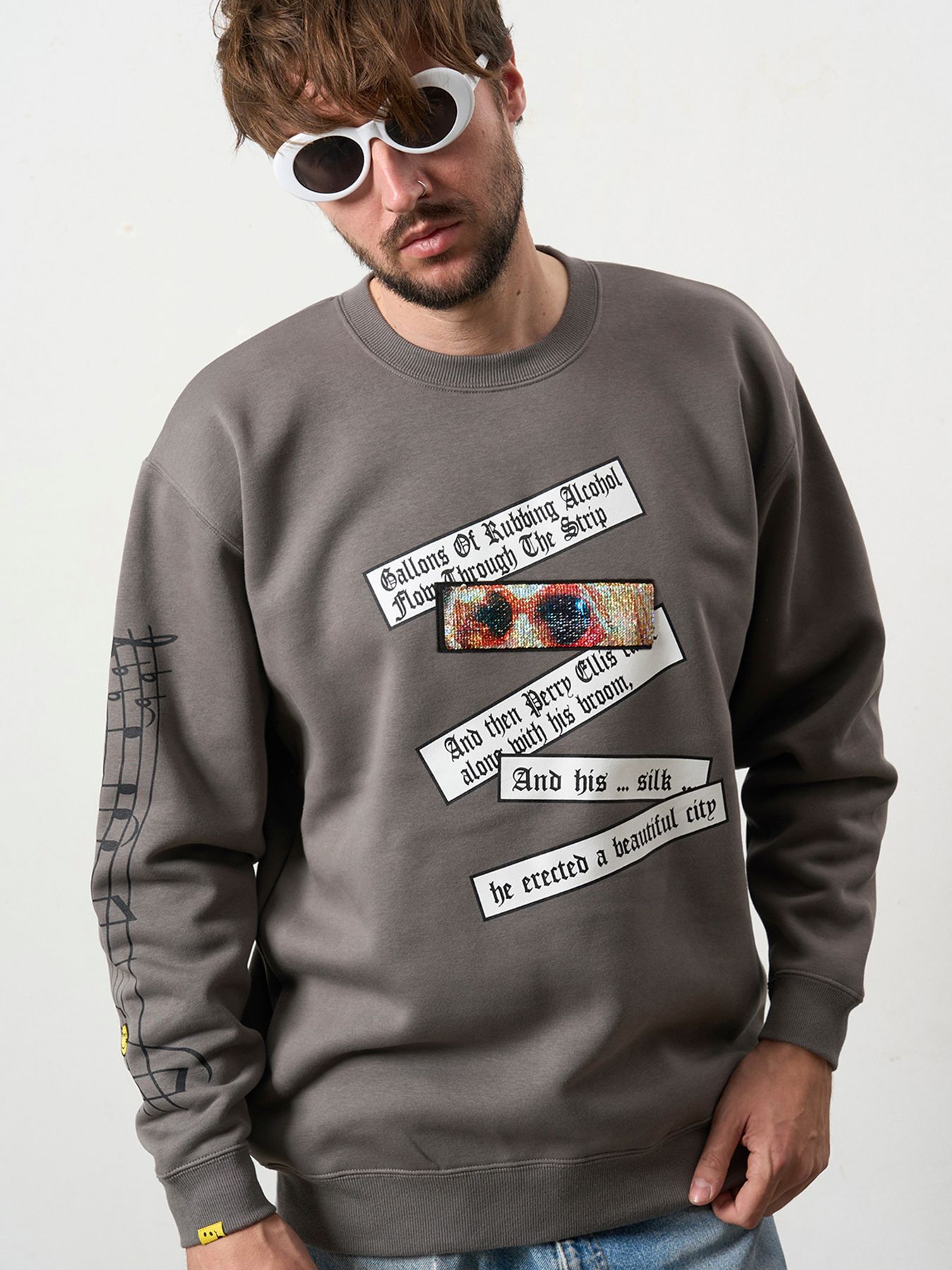 【予約品 5月8日(木) AM10時 締切】 TC裏毛起毛 リリック リボン シークインMUSICプリント スウェットシャツ / チャコールグレー