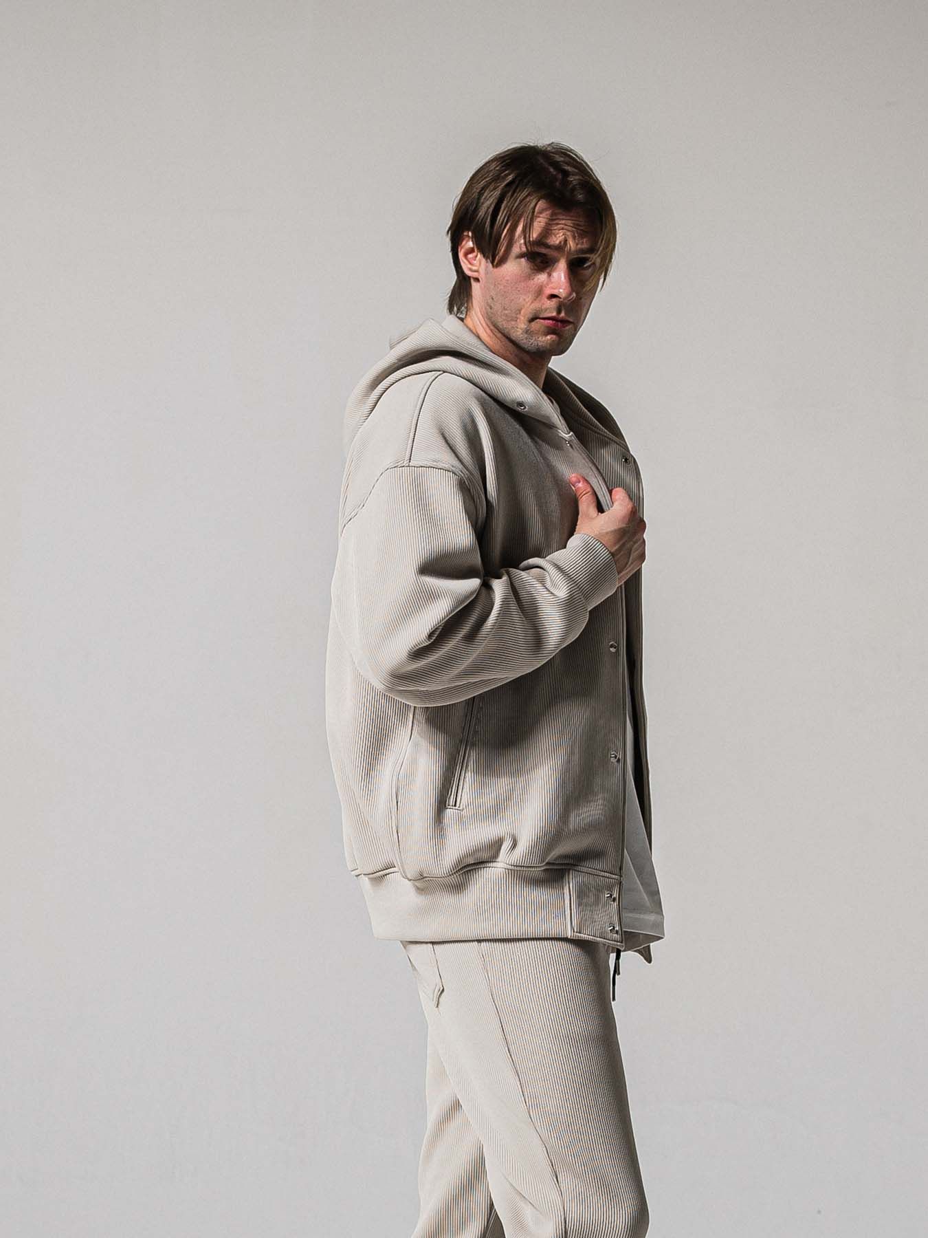 【予約品 11月16日(日) 締切】AZE VARSITY HOODIE / 畔編みニット フード付きスタジャン / グレージュ