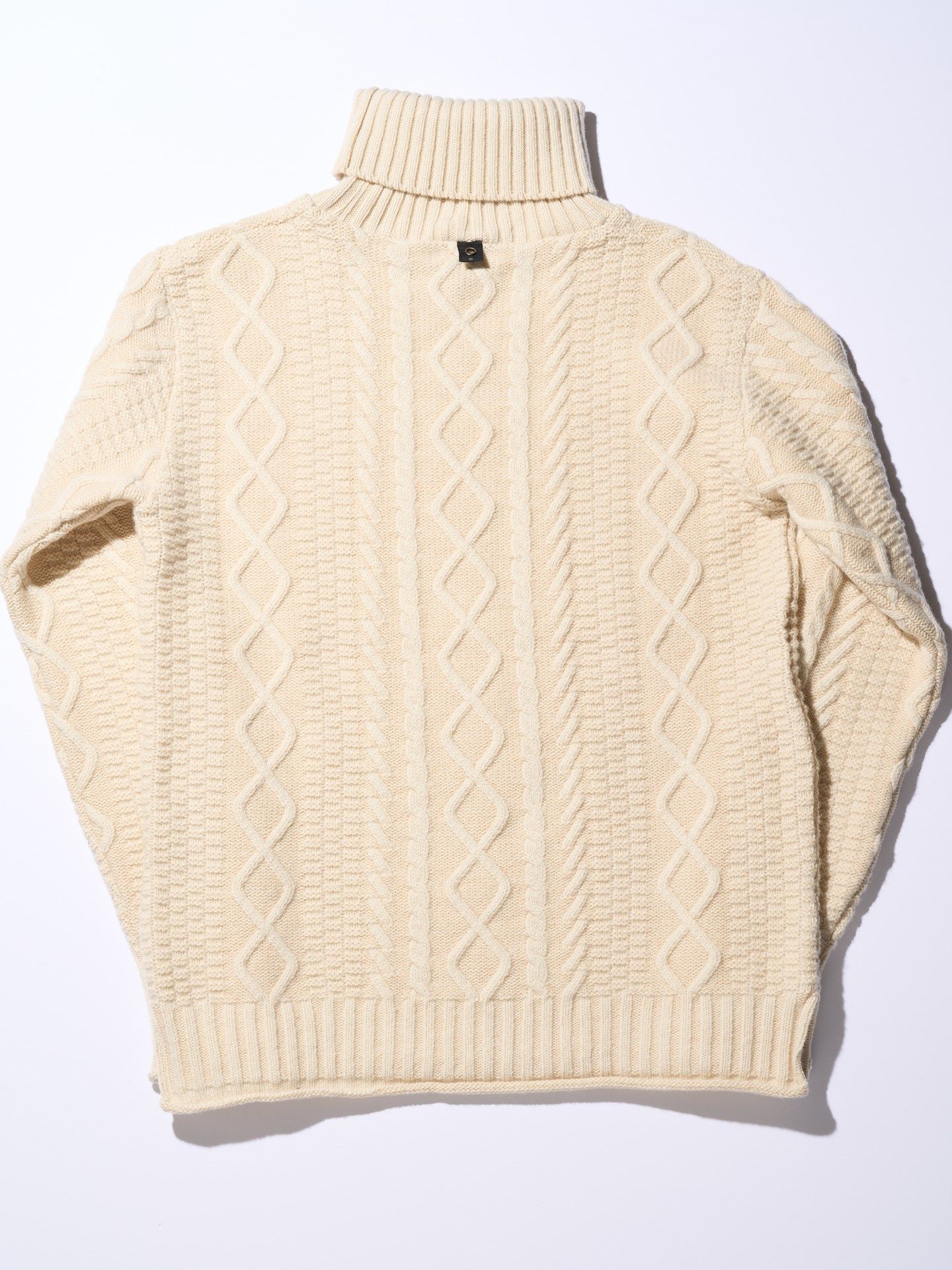 【予約品】 plating cable knit turtle / プルオーバー / ホワイト
